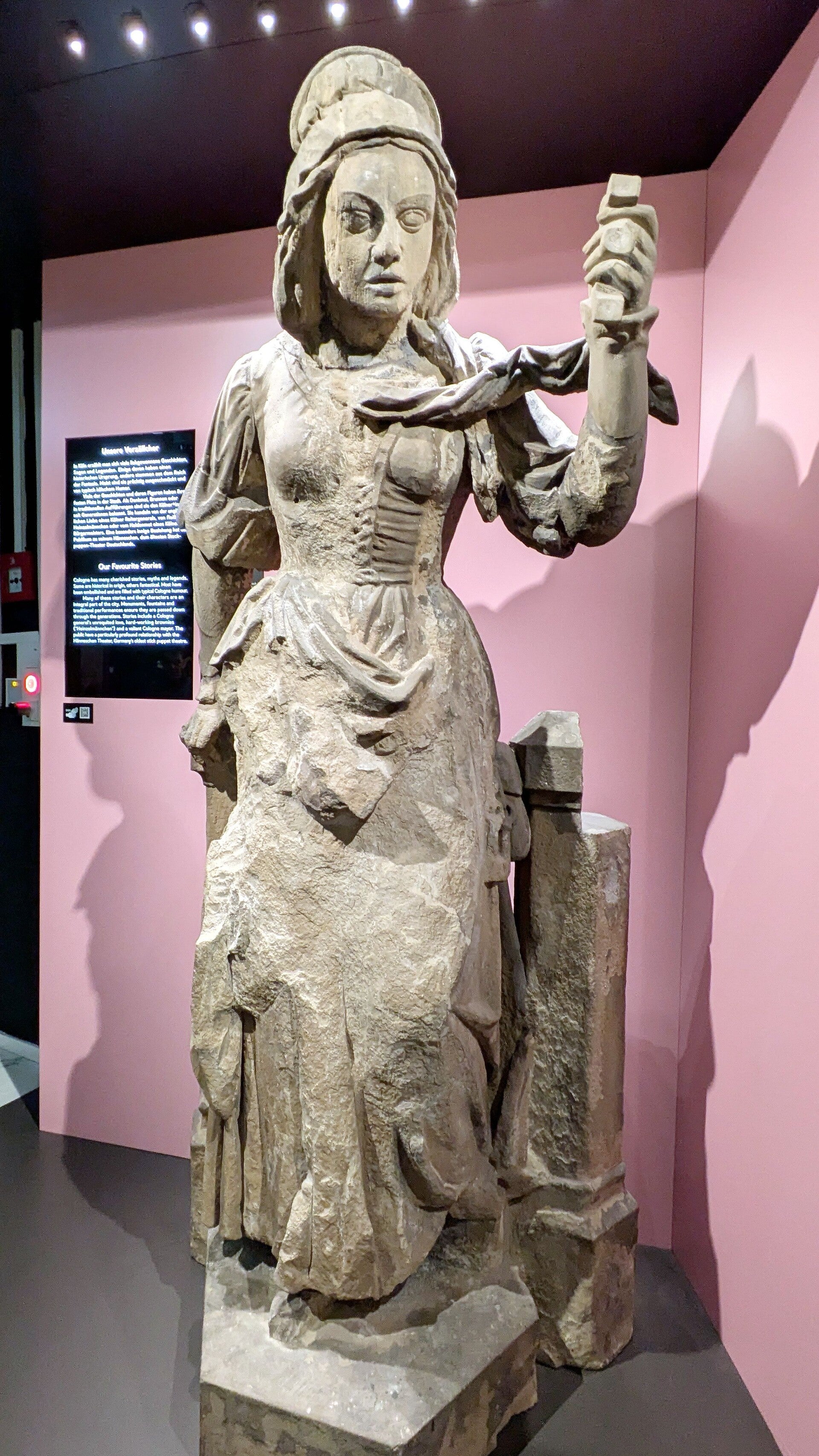 Dat Verzällchen, eine Frauenskulptur aus Sandstein im Kölschen Stadtmuseum