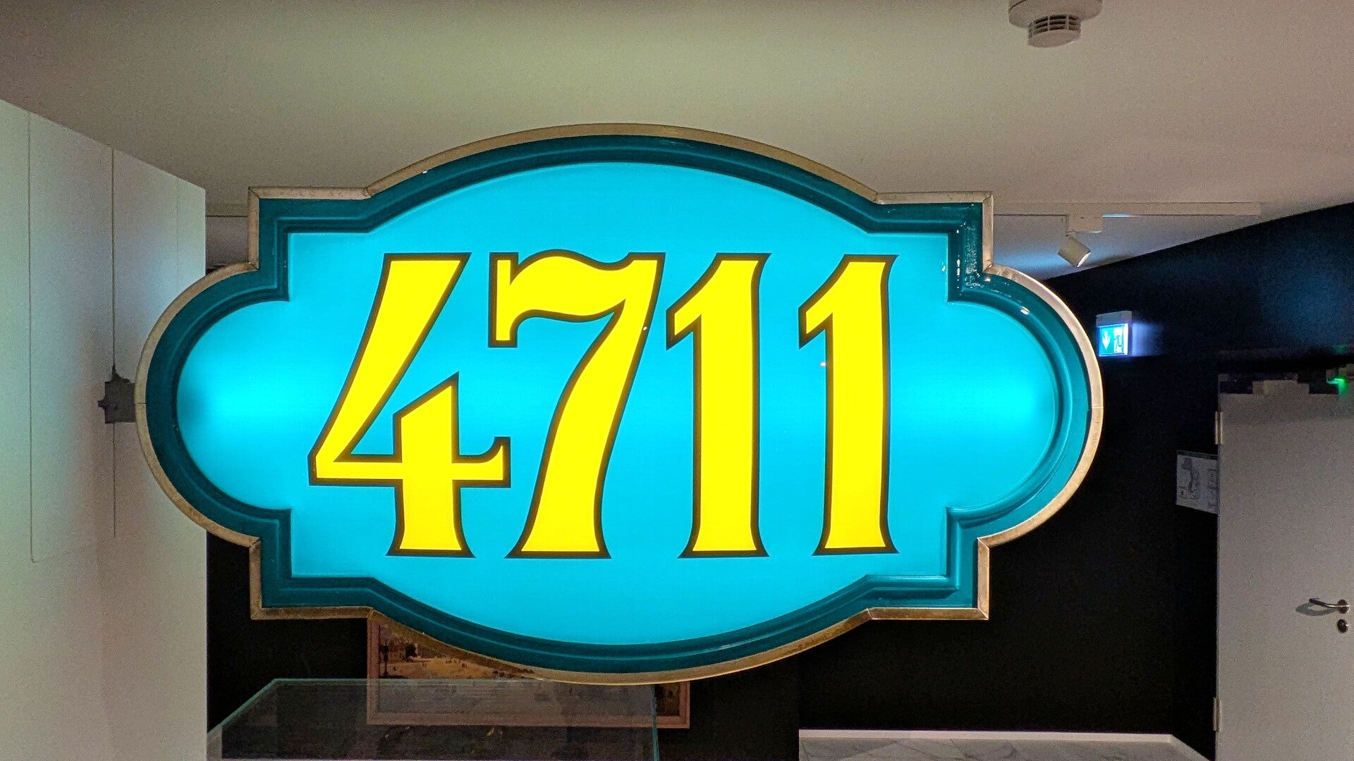 Ein 4711 Parfum in  blau gelbem Schrift im Kölschen Stadtmuseum