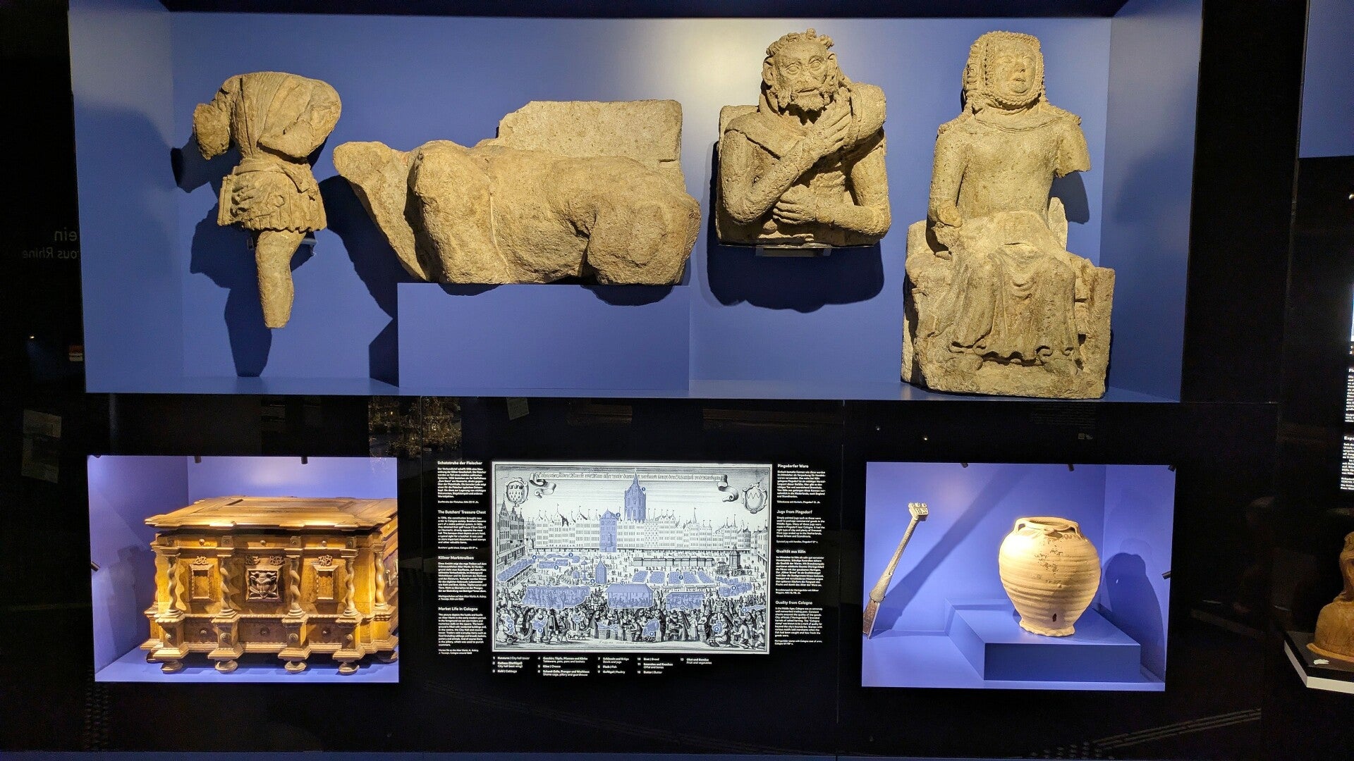 Relieffs mehrer Figuren aus Sandstein im Kölschen Stadtmuseum