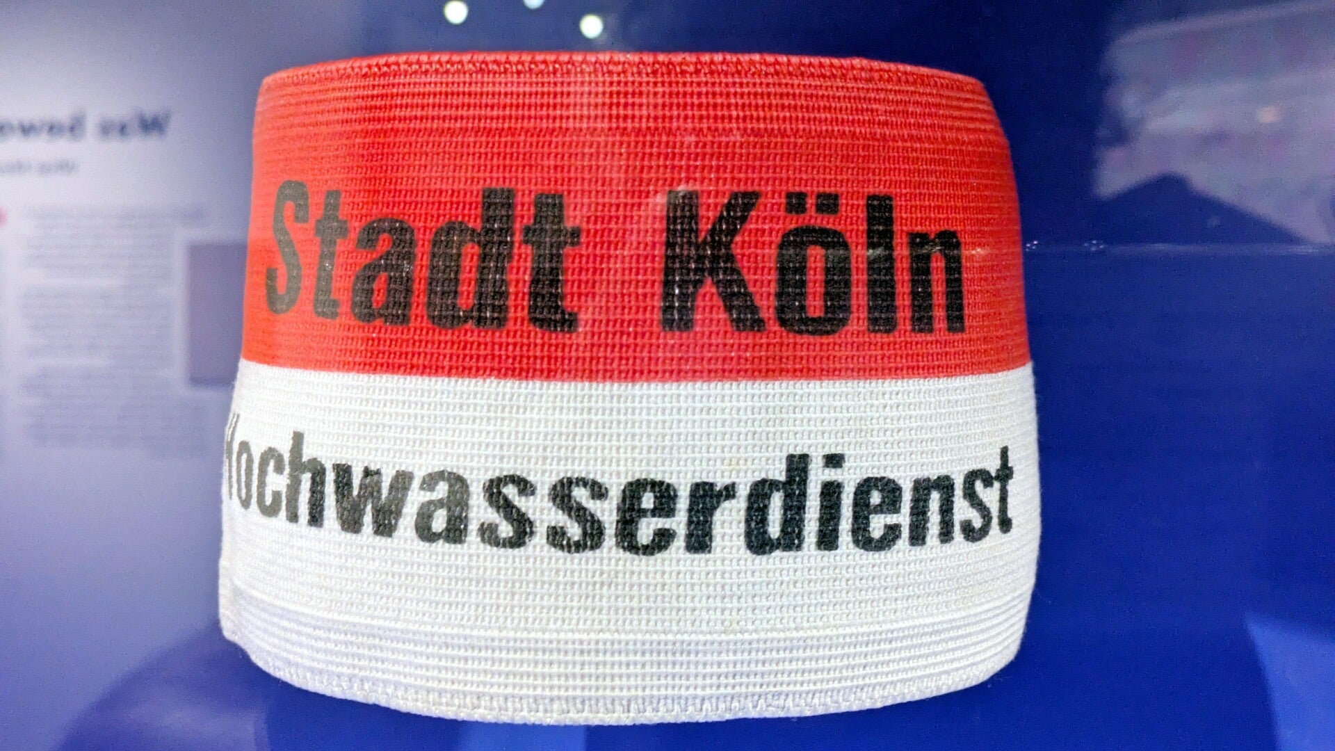 Eine Armbinde des Hochwasserdienstes bei Überflutungen im Kölschen Stadtmuseum