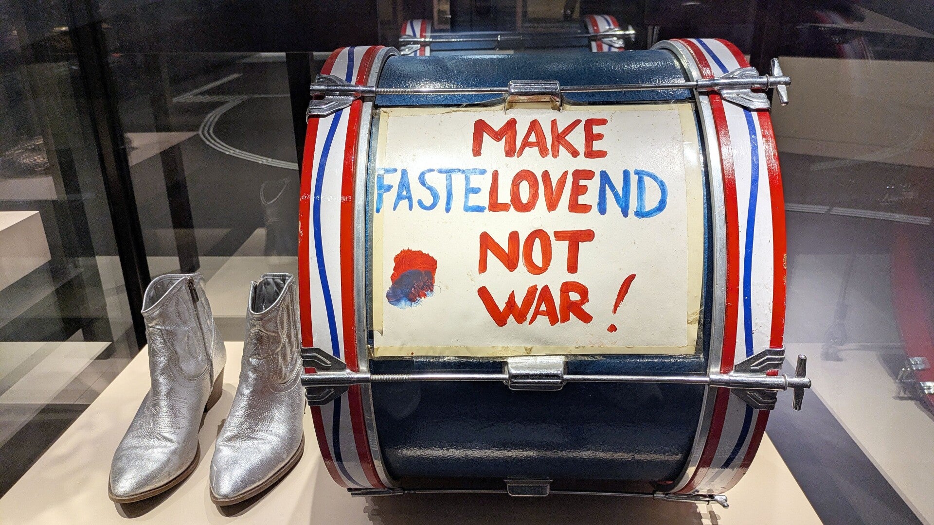 Make Love nor War auf einer Trommel im Kölschen Stadtmuseum