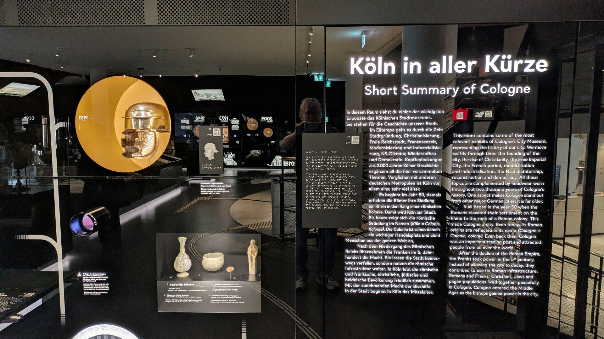 Relieffe und Skulpturen von 0-Heute n.C.  in Glasvitrine im Kölschen Stadtmuseum