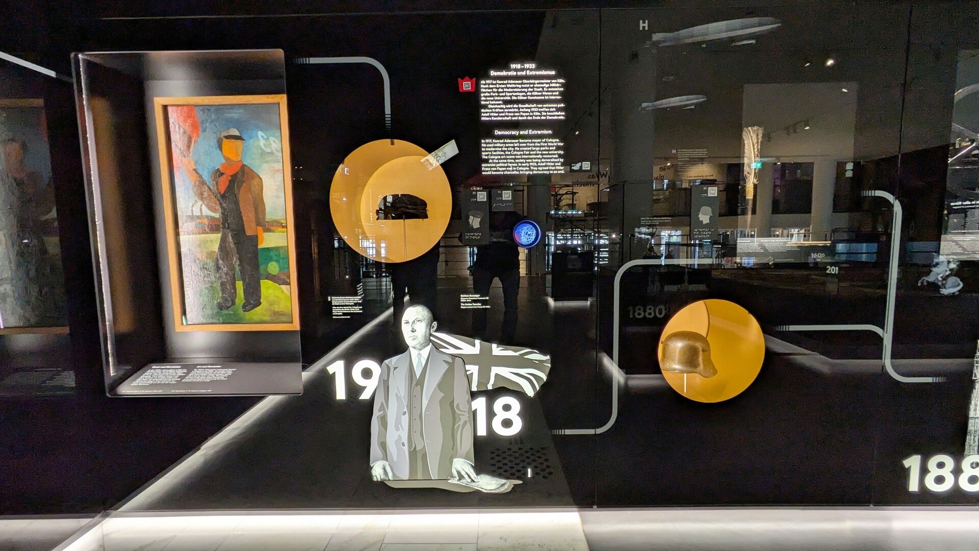 Relieffe und Skulpturen von 1900-1946 n.C.  in Glasvitrine im Kölschen Stadtmuseum