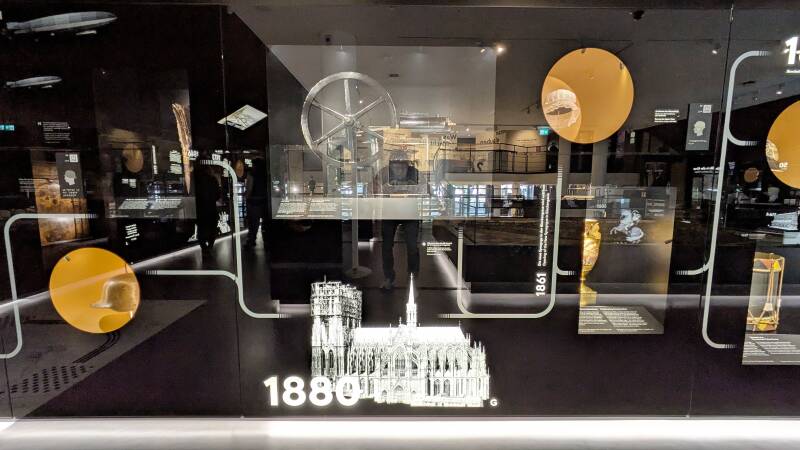 Relieffe und Skulpturen von 1800-1900 n.C.  in Glasvitrine im Kölschen Stadtmuseum