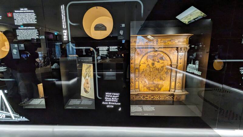 Relieffe und Skulpturen von 1900-1950 n.C.  in Glasvitrine im Kölschen Stadtmuseum