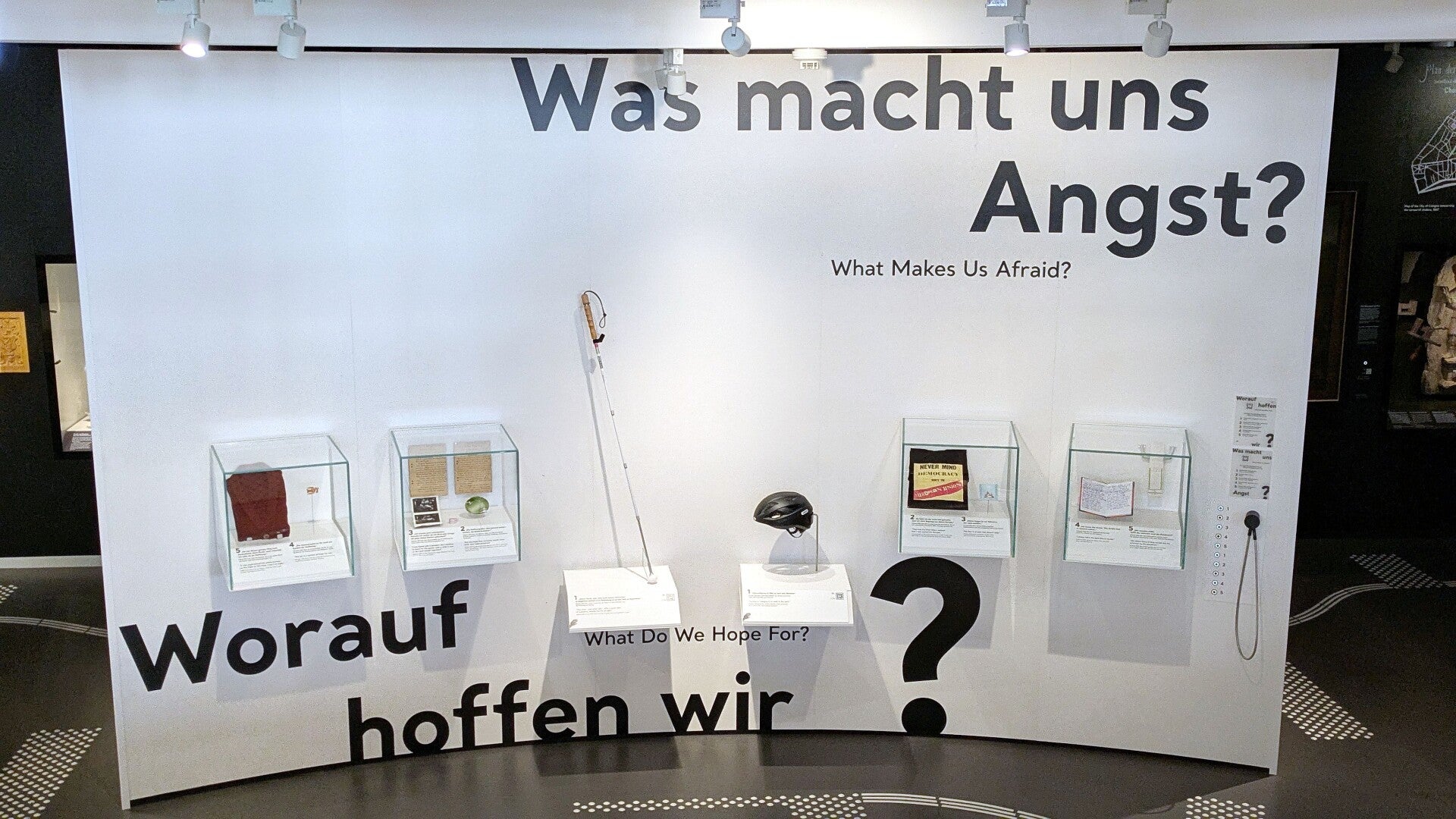 Eine Tafel mit der Aufschrift Was macht uns Angst  im Kölschen Stadtmuseum
