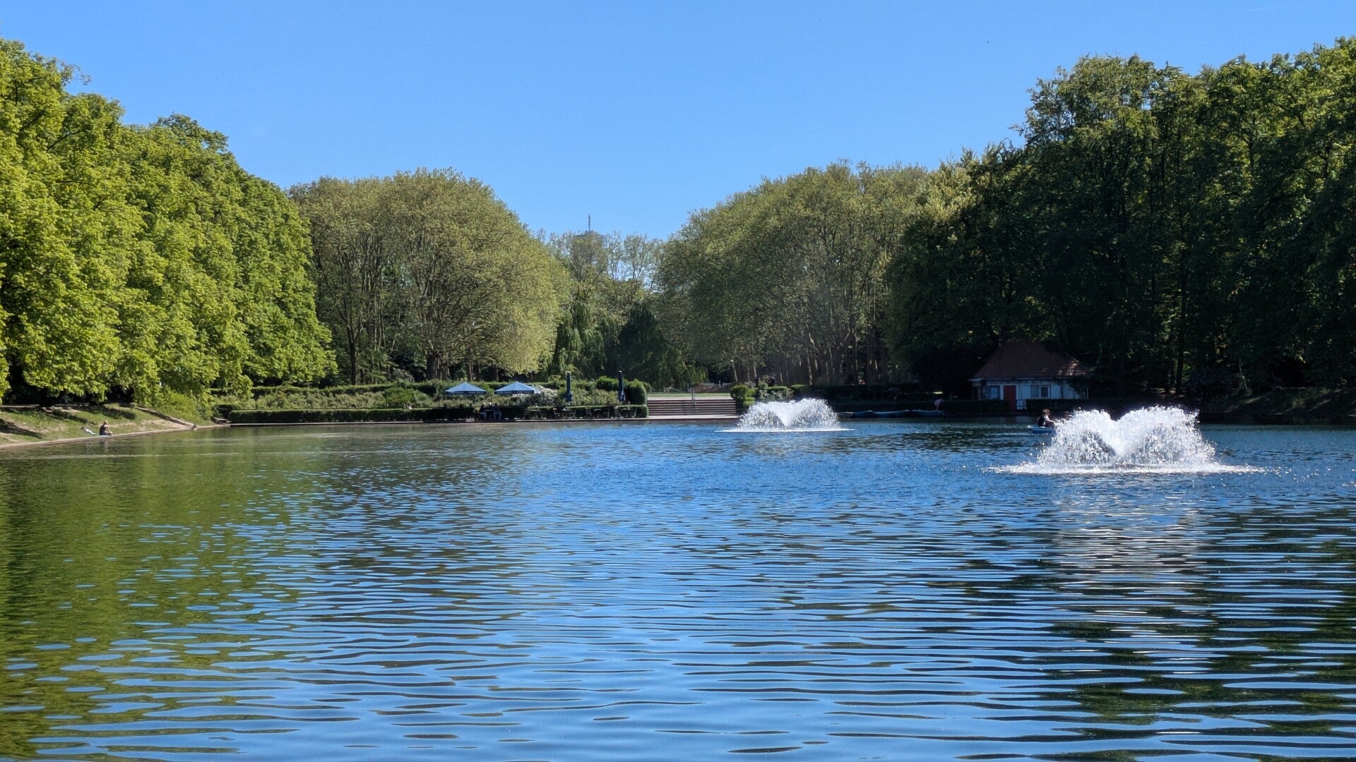 Zwei wunderbar schöne kleinere Wasserfontainen mitten in dem Weiher vom Blücherpark