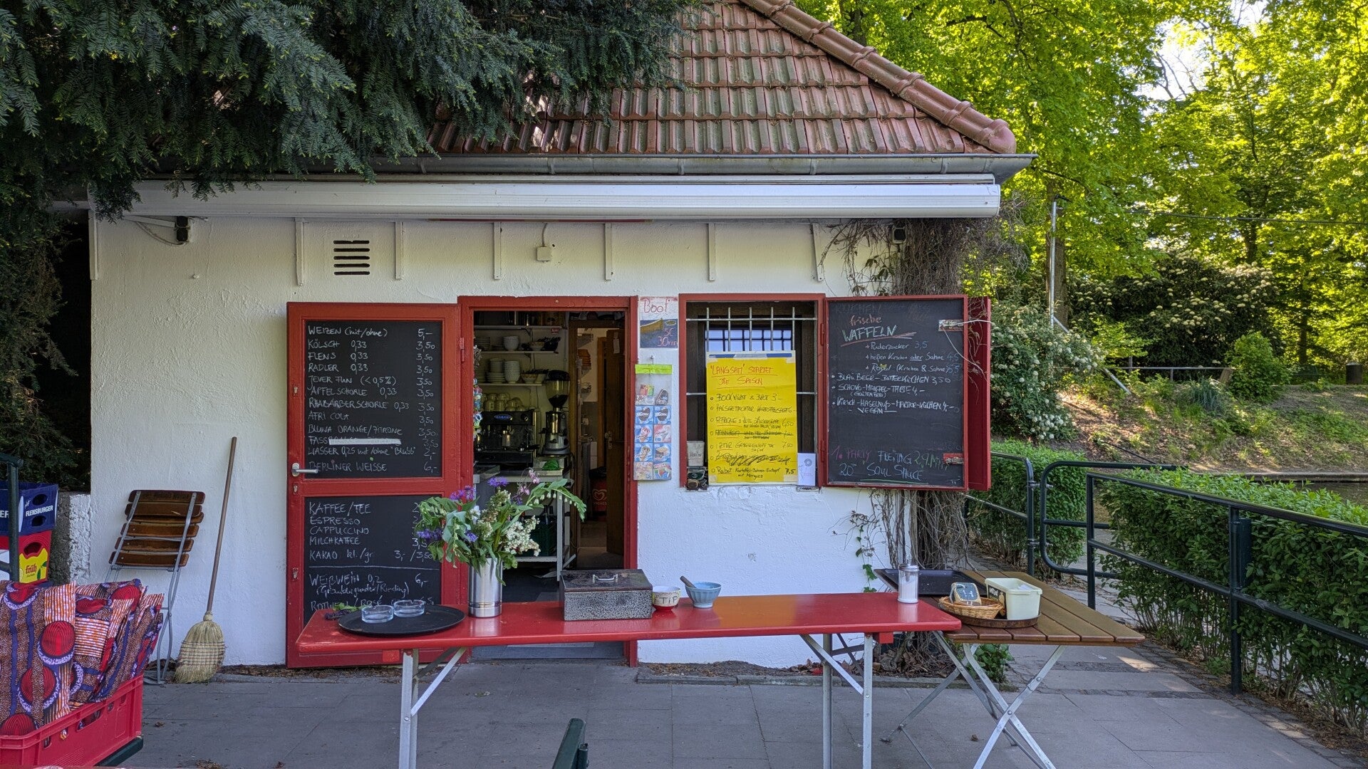 Ein Bild von einerr kleinen Wirtschaft direkt neben dem Weiher mit kleinen Angeboten zu Speisen und Getränken. 