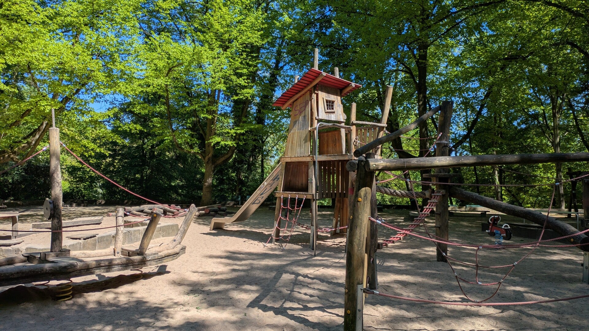 Ein Blick auf den sehr grossen Kinderspielplatz mit vielen Geräten im Blücher Park.