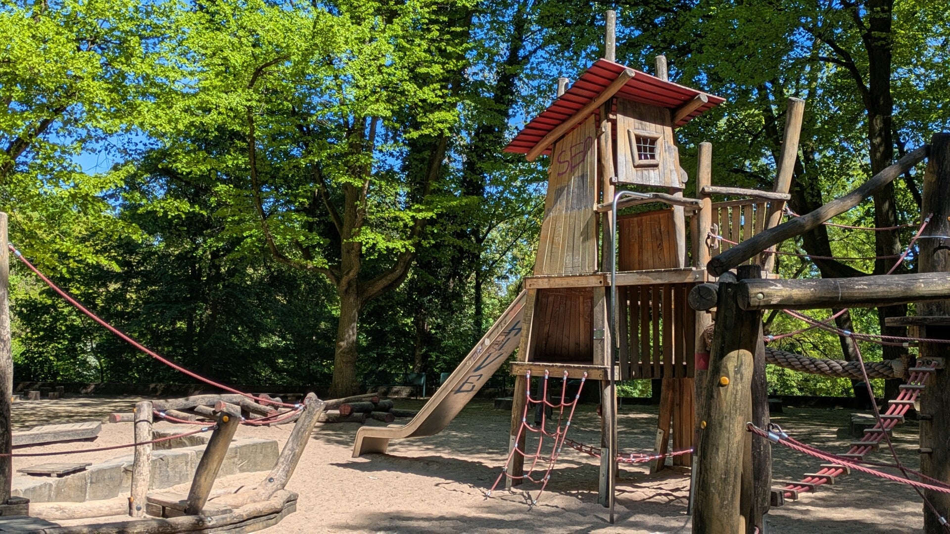 Blick auf einen Spieleturm auf dem Kinderspielplatz im Blücher Park