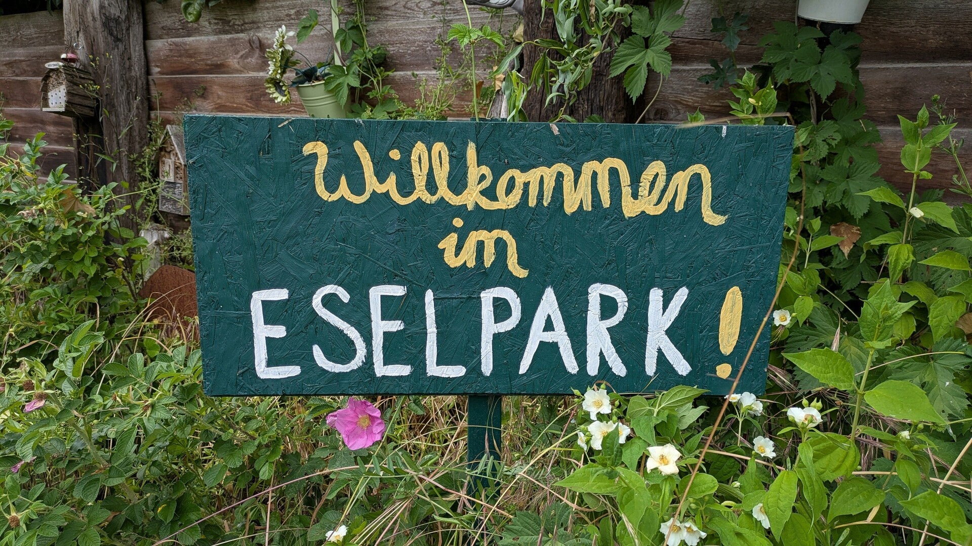 Ein Willkommens Schild in bunten Farbeen im Eselpark Zons