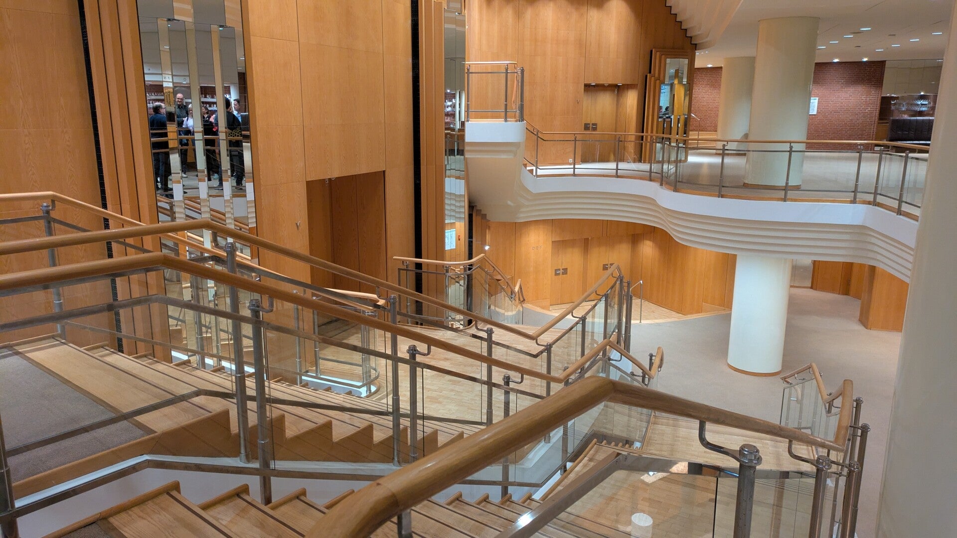 Schöne geschwungene Treppen im Foyer der Kölner Philharmonie