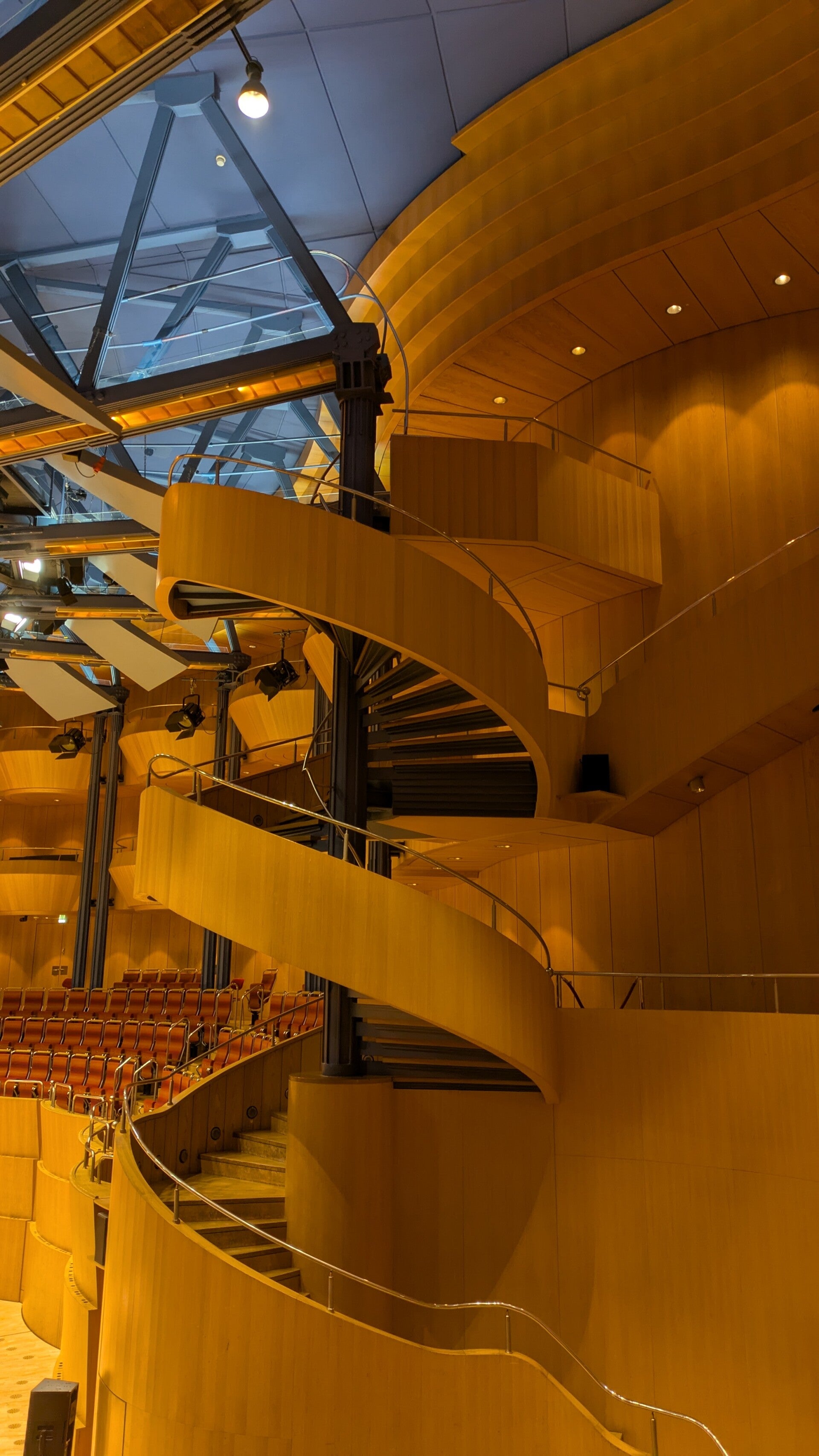 Blick auf eine schöne geschwungene Wendeltreppe im Konzertsaal 