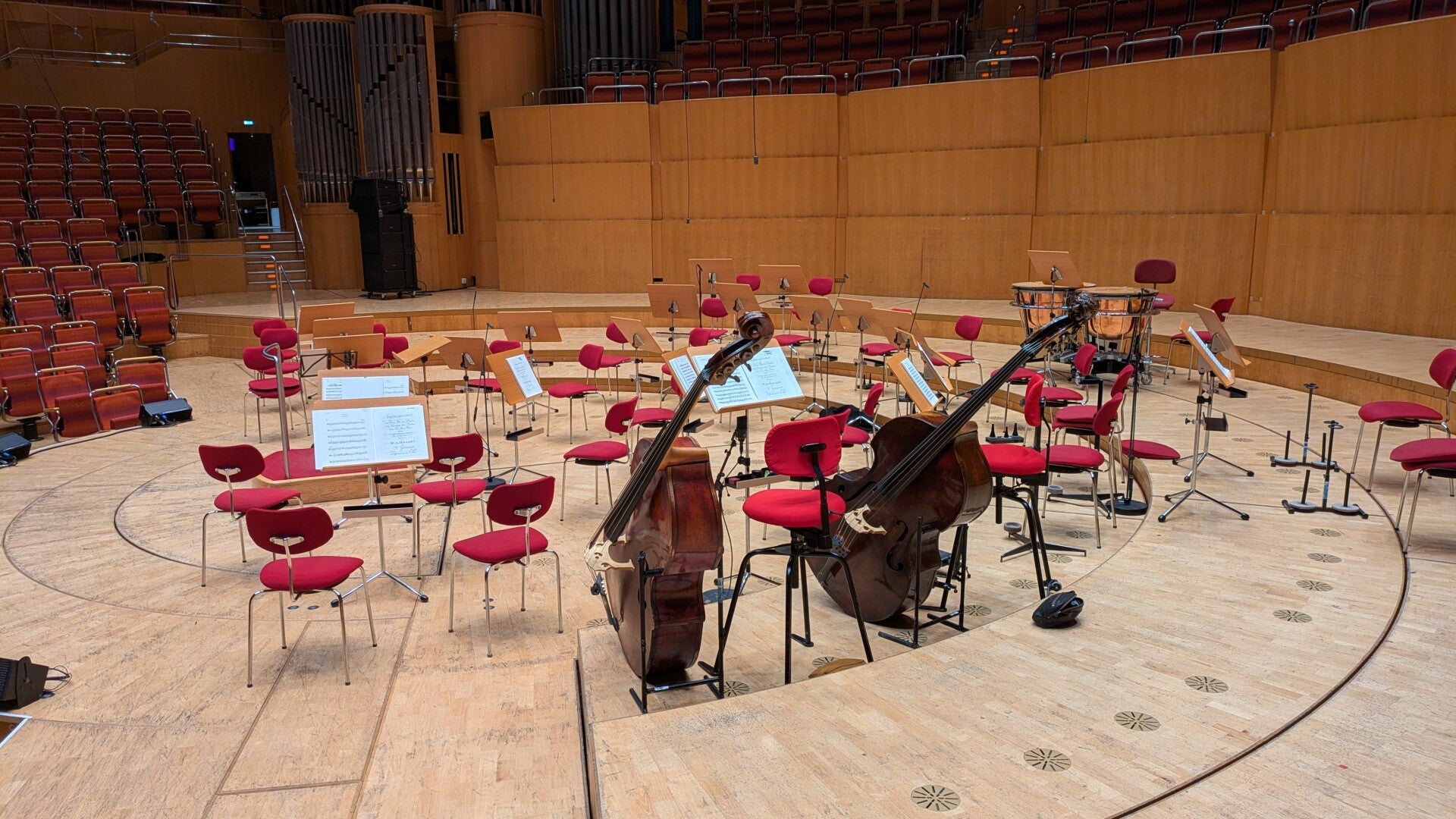 Ein Blick auf die Bühne mit Intrumenten und Notenständern im Konzertsaal