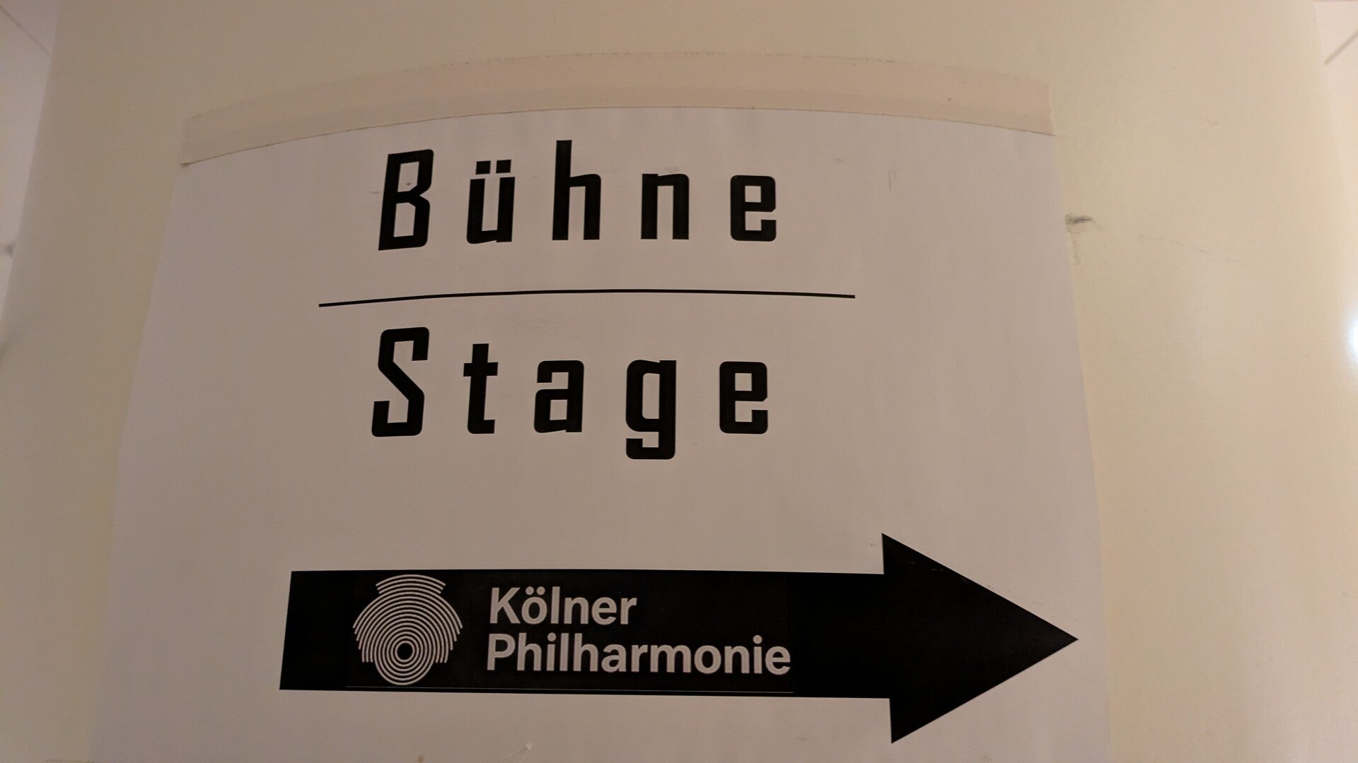 Ein Schild mit der Aufschrift " Bühne Staige " mit Hinweis Richtung Bühne im Backstage Bereich