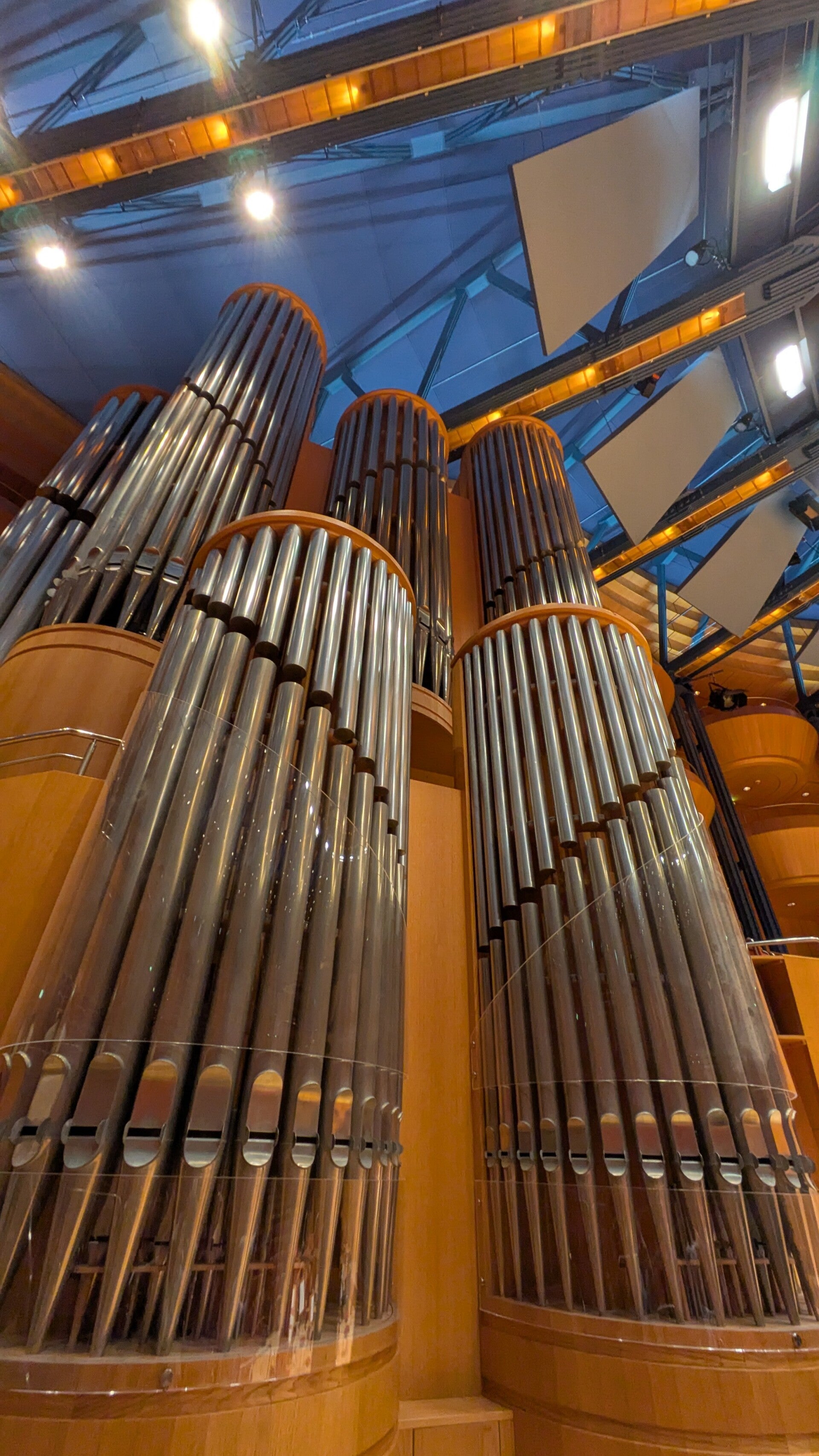 Ein Blick auf die riesige Orgel im Konzertsaal der Philharmonie