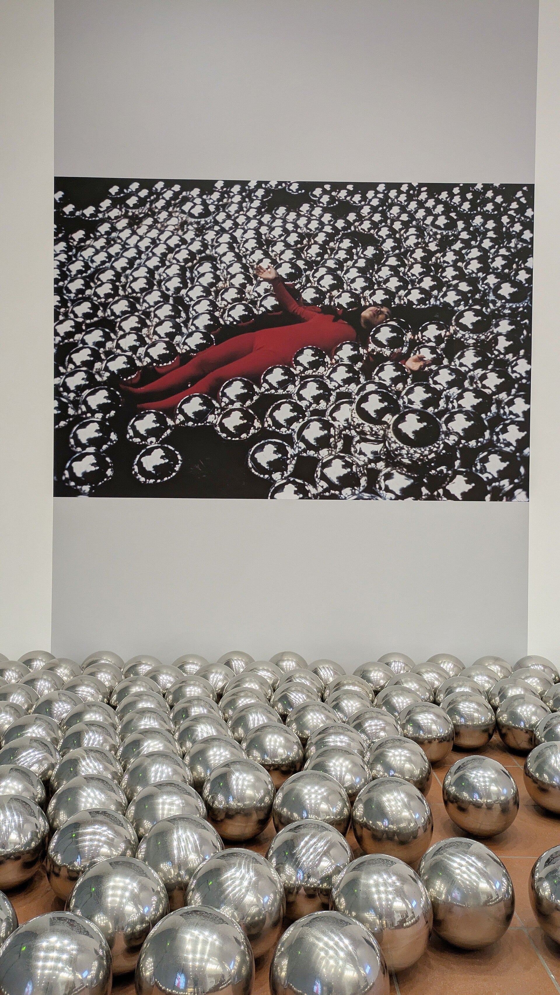 Eine Installation mit silbernen Kugeln  auf dem Boden  bei der Ausstellung  Yayoi Kusama im Museum Ludwig in Köln