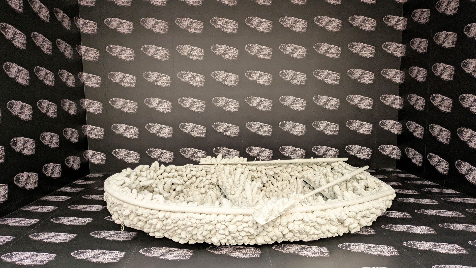Ein kleines Ruderboot mit silbernen Applikationen   bei der Ausstellung  Yayoi Kusama im Museum Ludwig in Köln