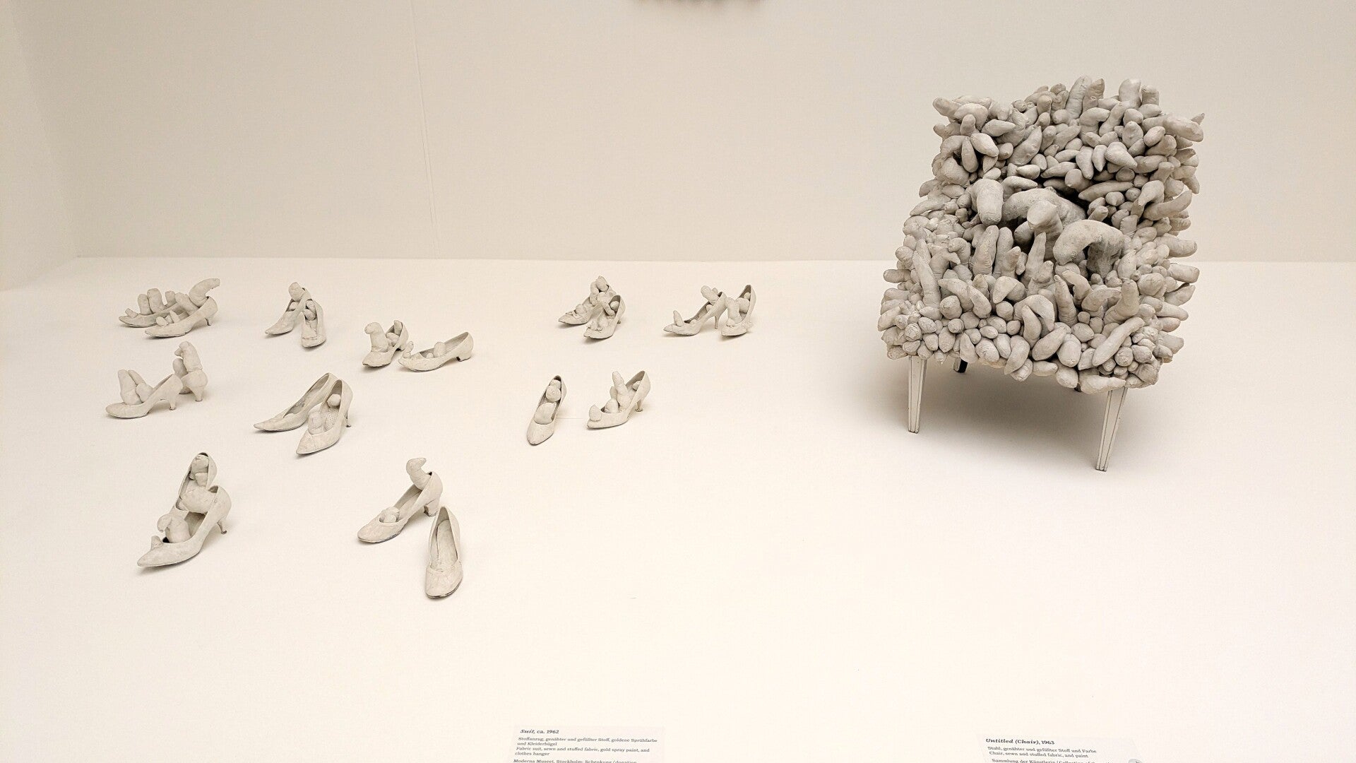 Eine Installation mit Stuhl und Schuhen  bei der Ausstellung  Yayoi Kusama im Museum Ludwig in Köln