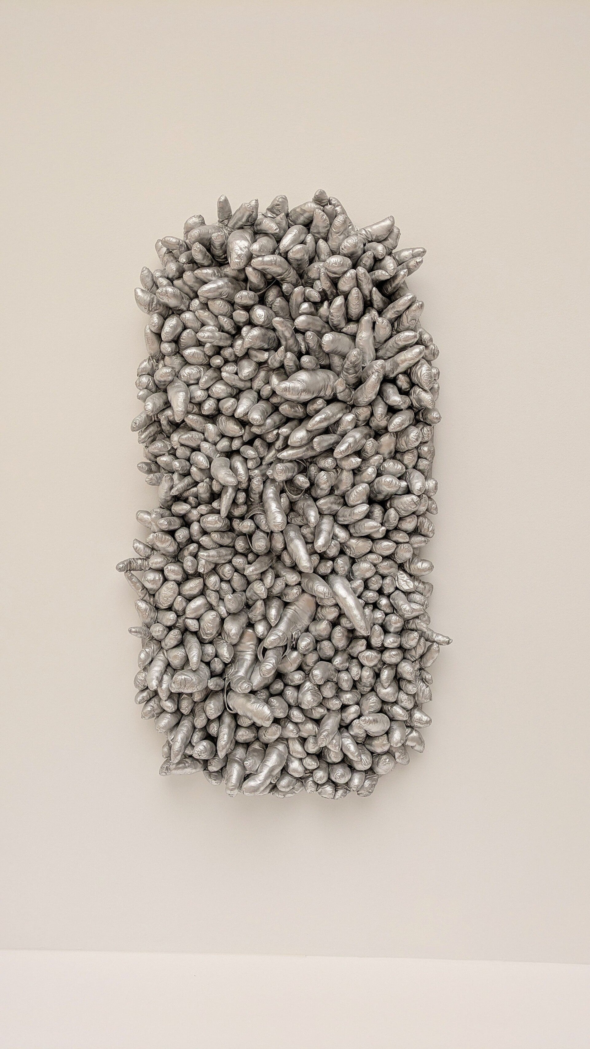 Ein Kunstobjekt in silberner Farbe  bei der Ausstellung  Yayoi Kusama im Museum Ludwig in Köln