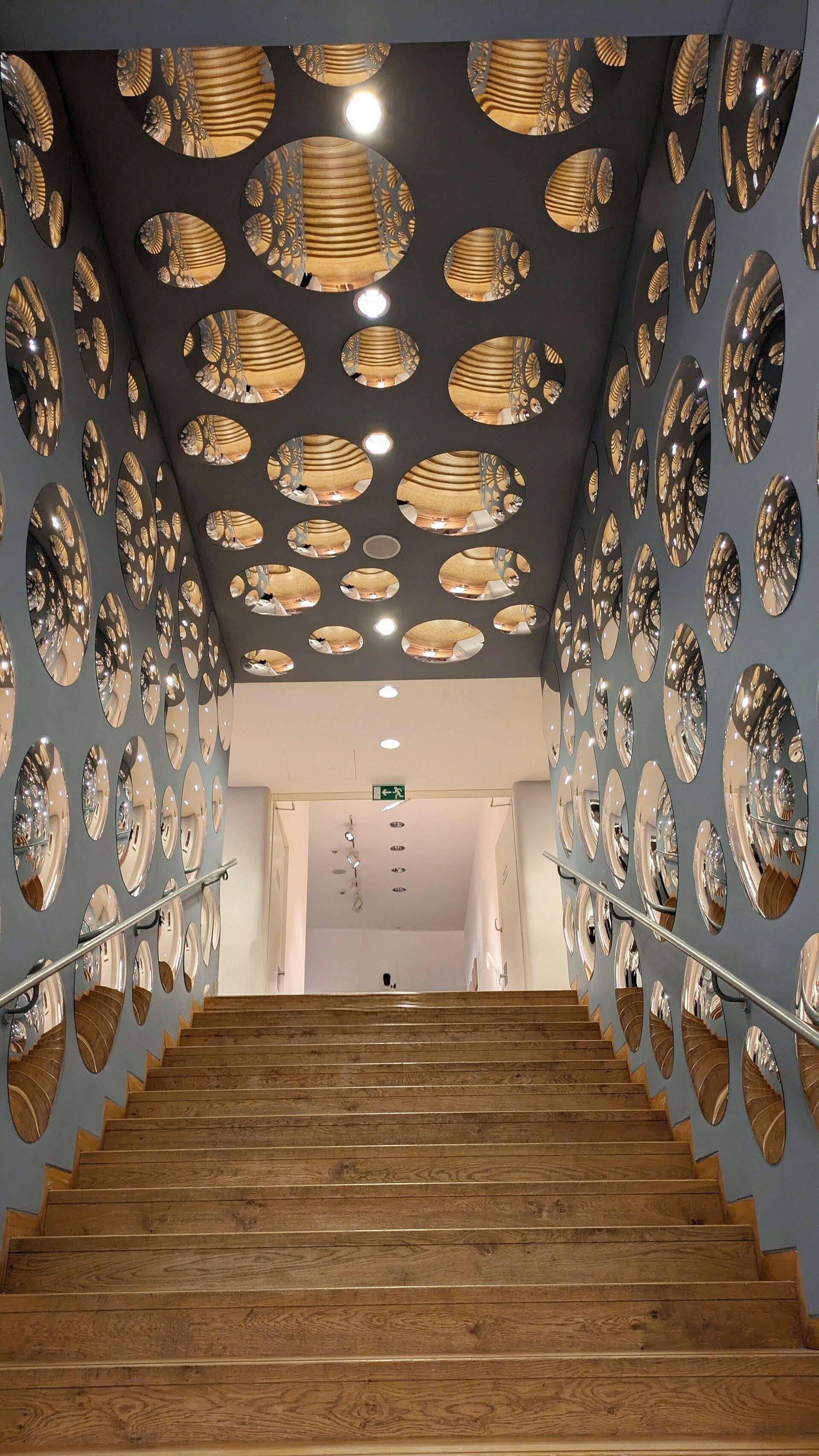 Ein Blick auf eine Spiegelinstallation  bei der Ausstellung  Yayoi Kusama im Museum Ludwig in Köln