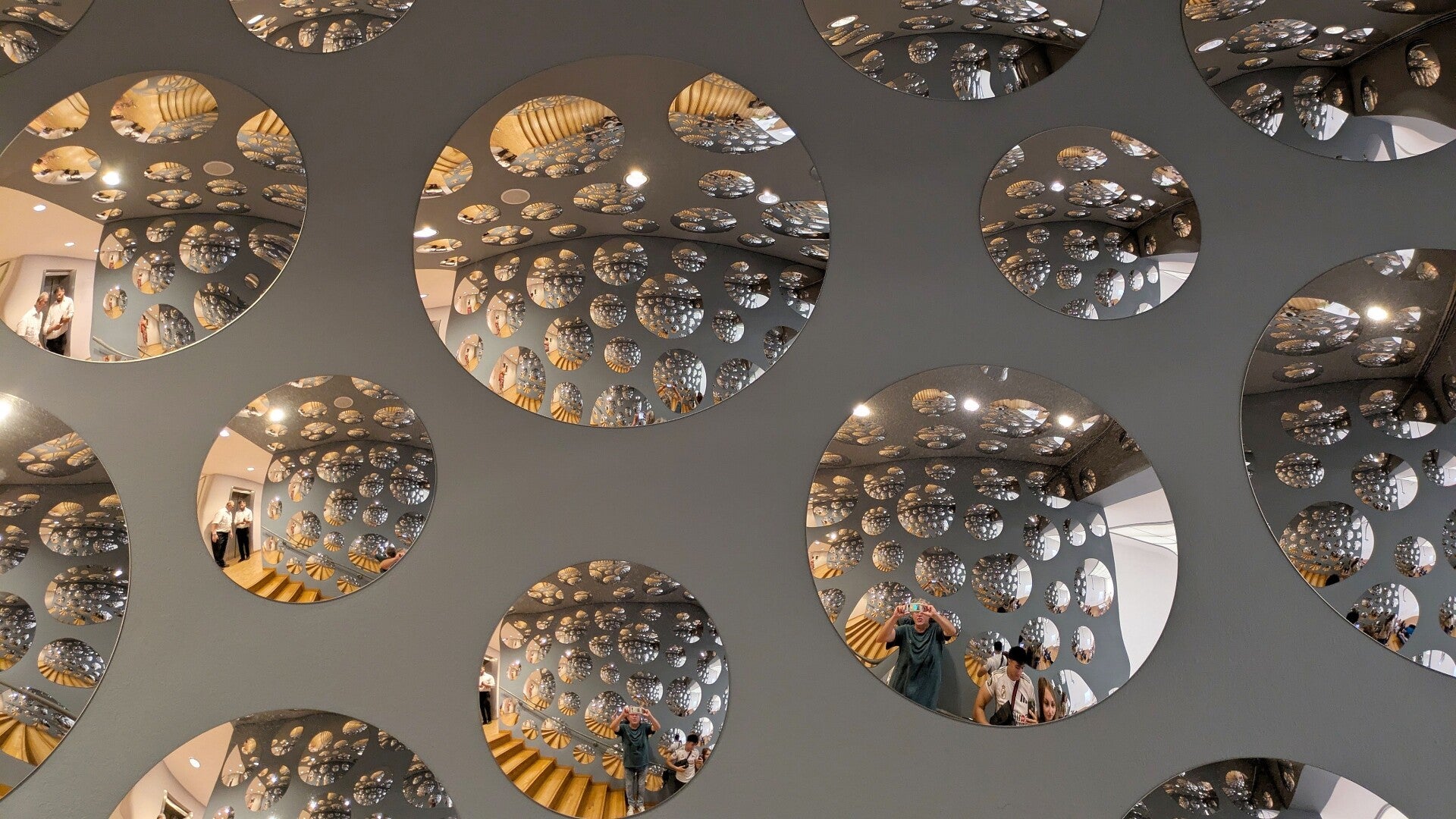 Blick auf ganz viele Spiegel im Treppenhaus  bei der Ausstellung  Yayoi Kusama im Museum Ludwig in Köln