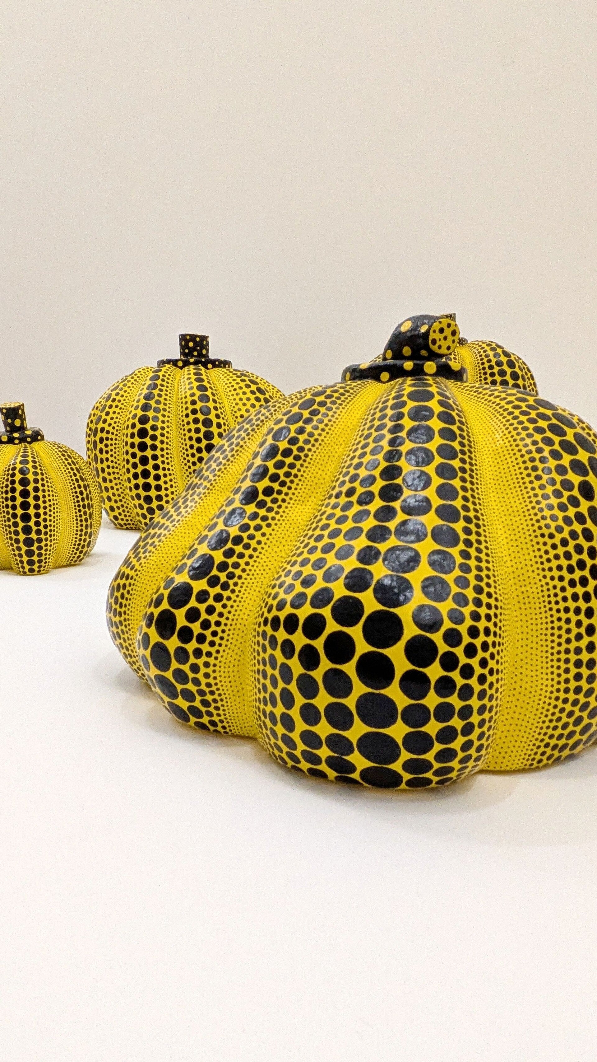 Ein leuchtender Kürbis in grüner Farbe  bei der Ausstellung  Yayoi Kusama im Museum Ludwig in Köln