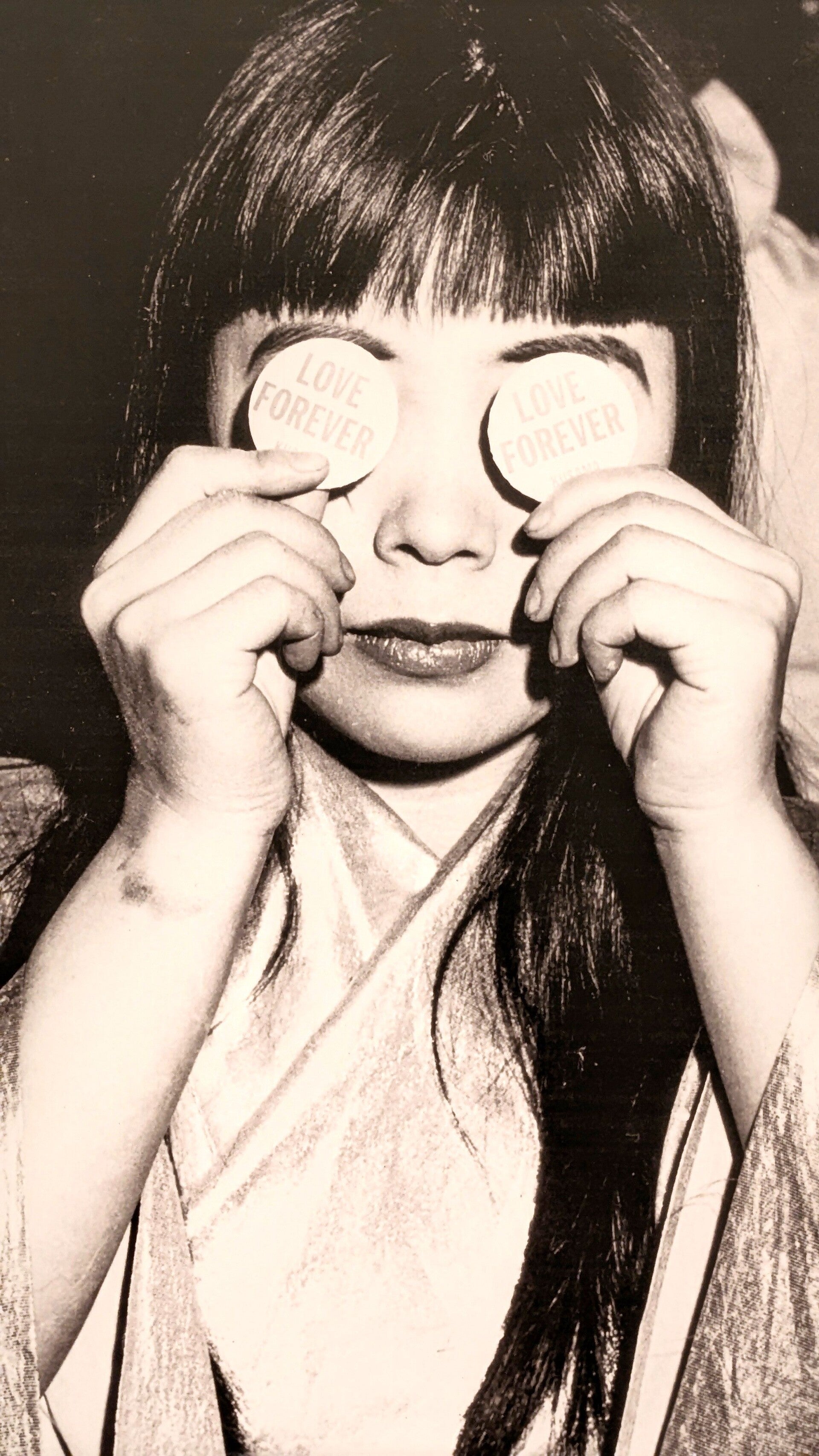 Ein Foto mit der Künstlerin unter dem Thema Love Forever  bei der Ausstellung  Yayoi Kusama im Museum Ludwig in Köln