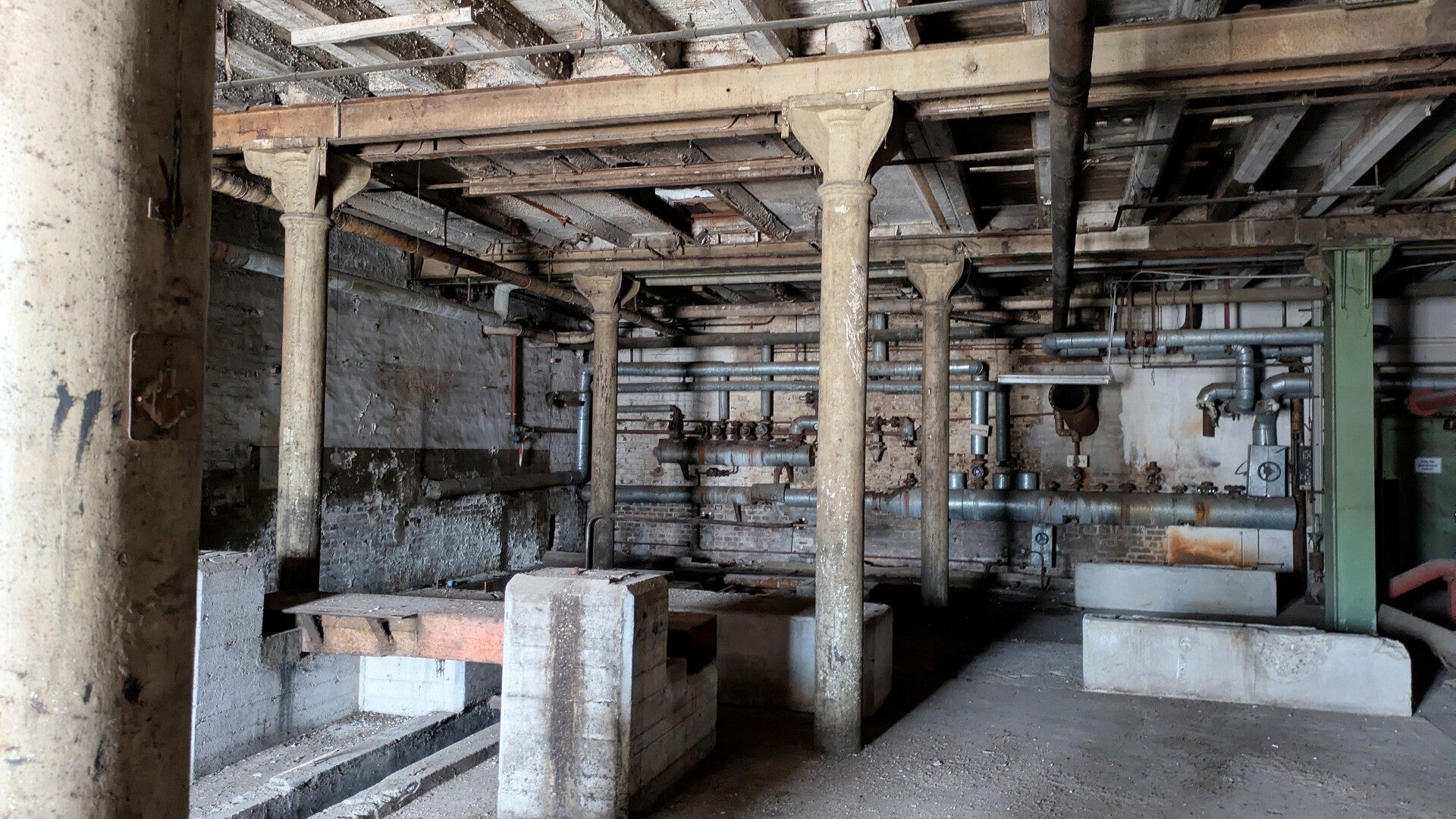 Ein Anblick auf die historischen Abstützungen im Fundament der Aurora Mühle in Köln Deutz