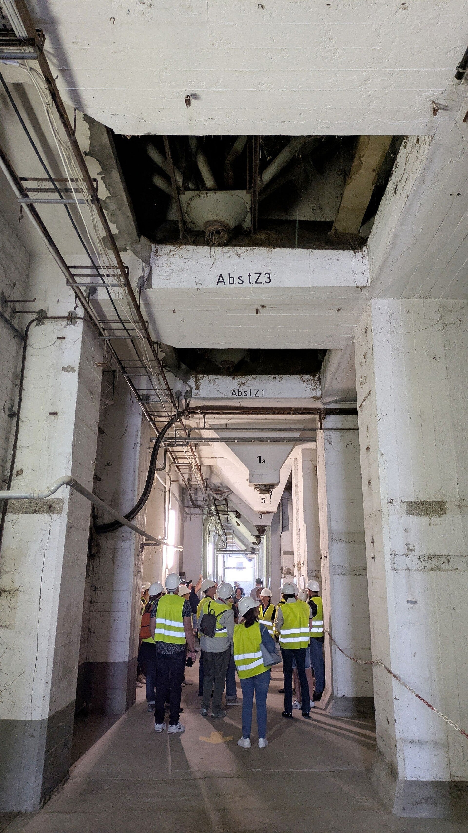 Die massiven Stempel des Neuanbaus im Fundament  der Aurora Mühle in Köln Deutz