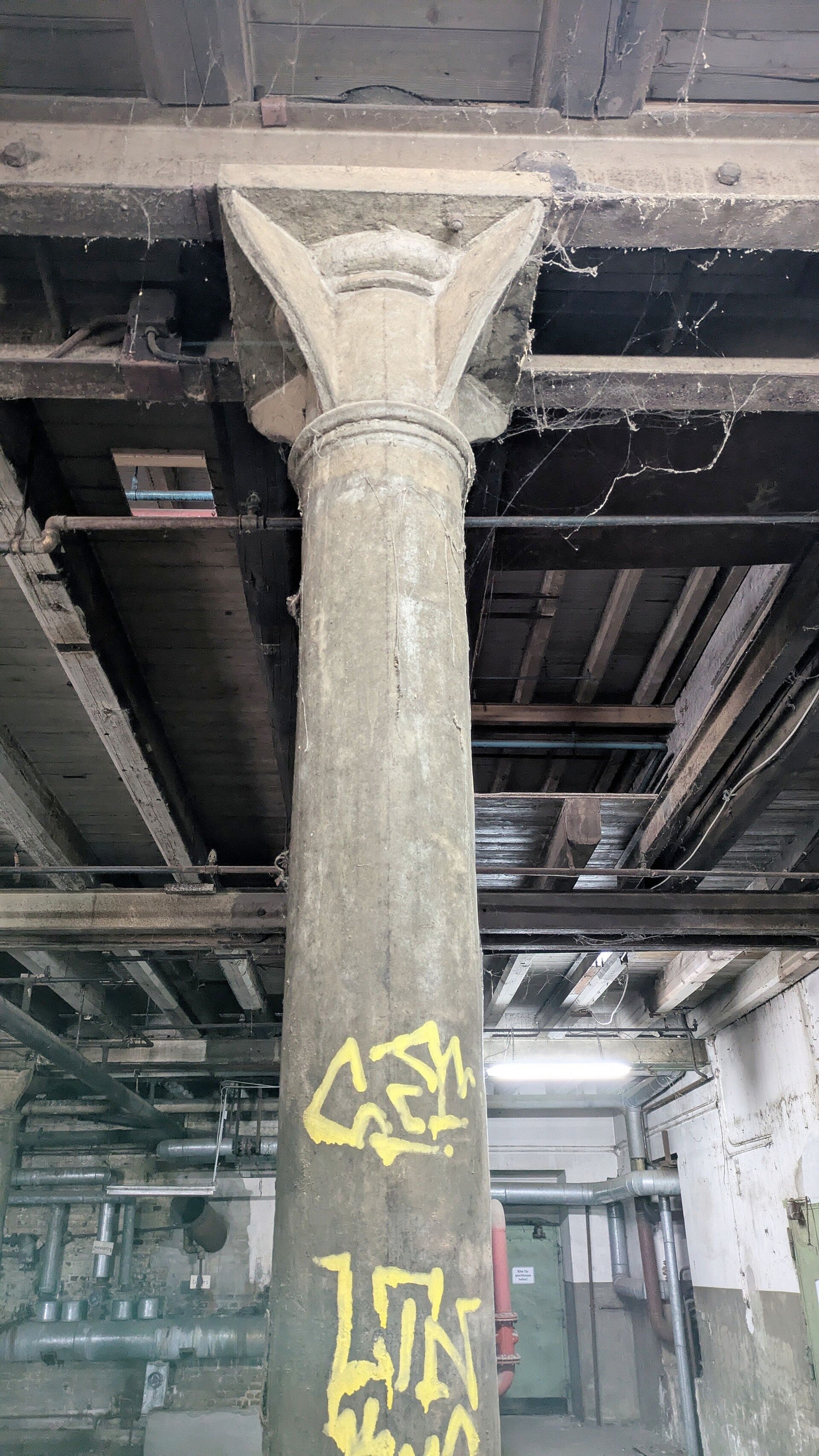 Ein historischer Stempel im Fundament des historischen Gebäudes der Aurora Mühle in Köln Deutz.