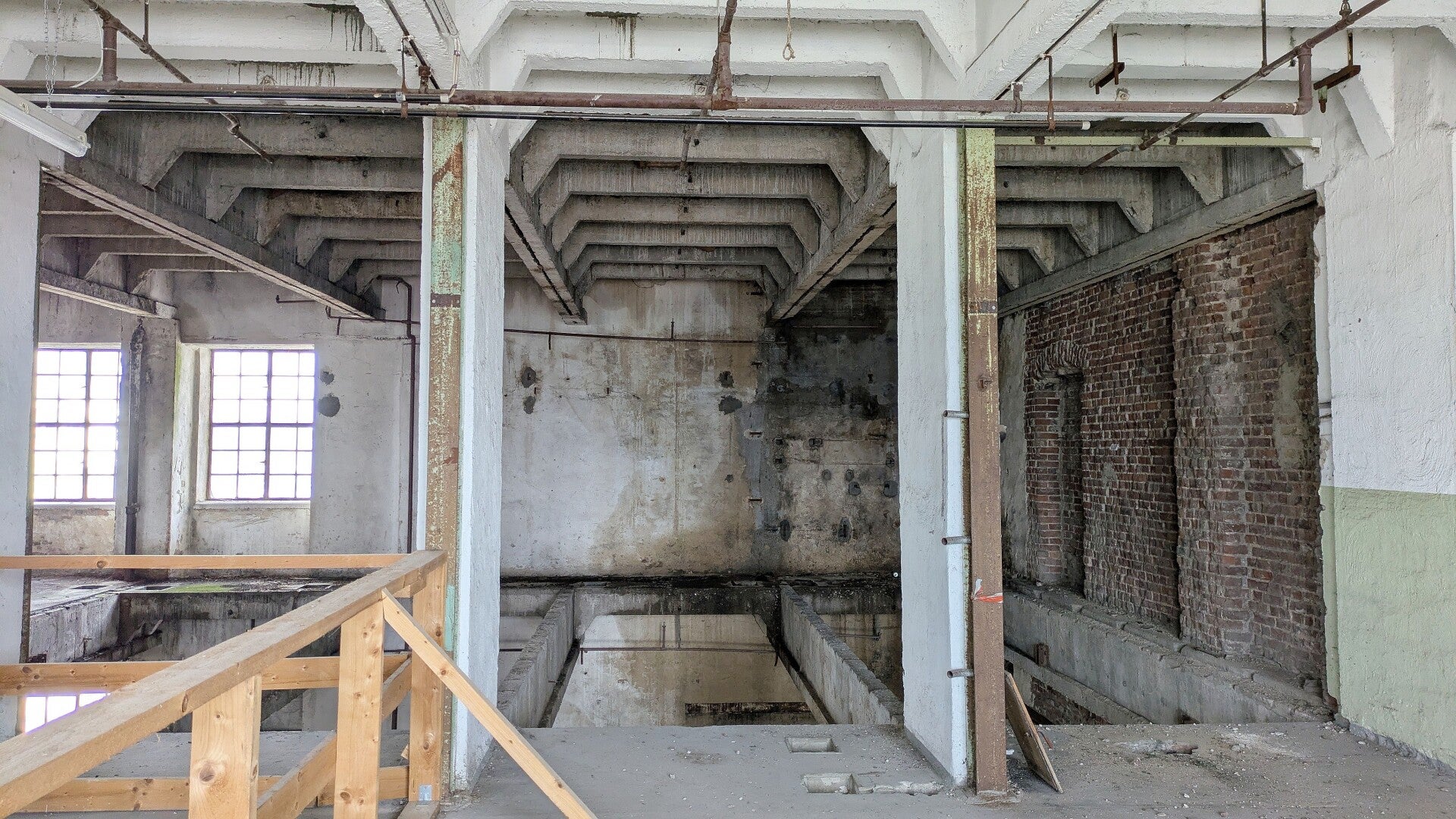 Ein Blick in eine riesige Produktionshalle  mit unzähligen Verstrebungen aus Beton in der Aurora Mühle in Köln Deutz.