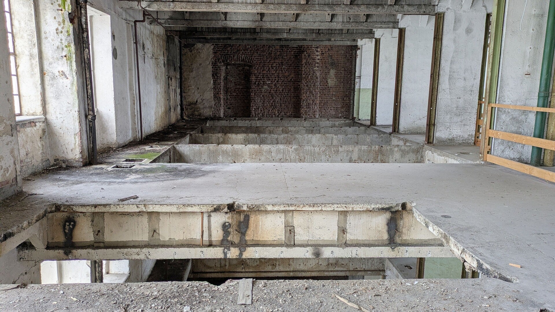 Ein Blick auf eine riesige Produktionhalle, im Hintergrung noch die Backsteinwand der historischen Halle in der Auroramühle in Köln Deutz.