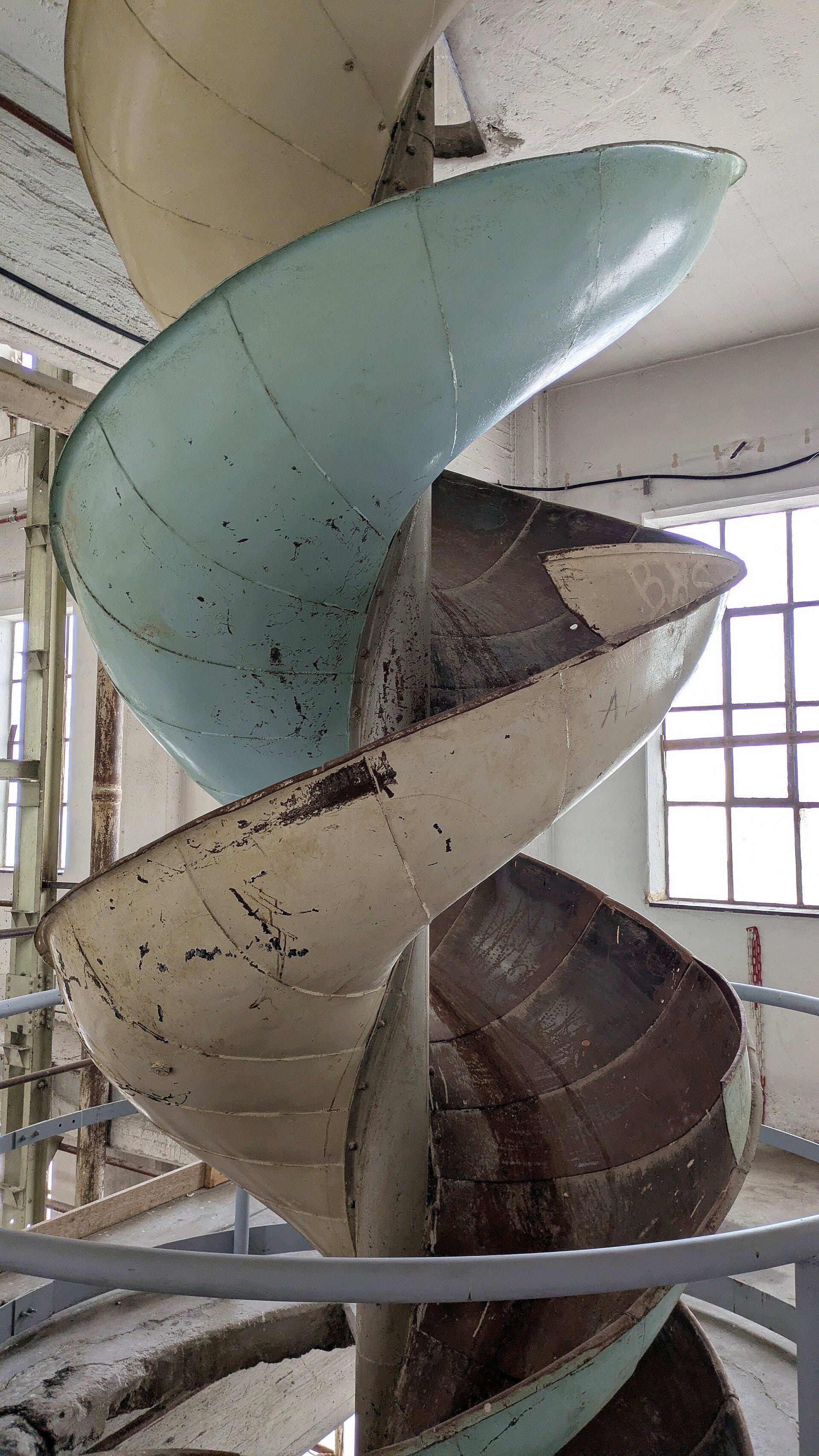 Ein sehr detailliertes Foto von der riesigen Sackrutsche der Mehlsäcke in der Aurora Mühle in Köln Deutz.