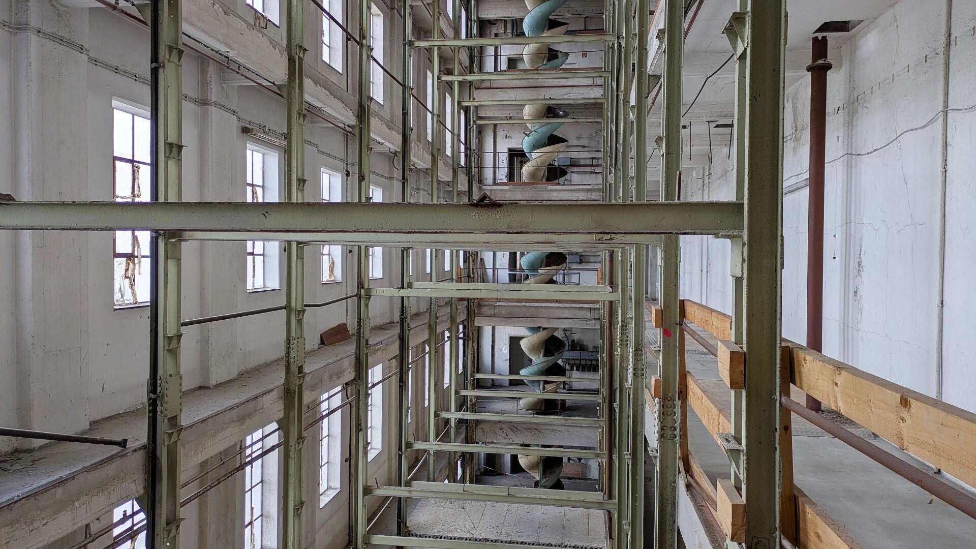 Ein Blick auf diese risige historische Sackrutsche bis in den 12 Stock der Aurora Mühle in Köln Deutz.