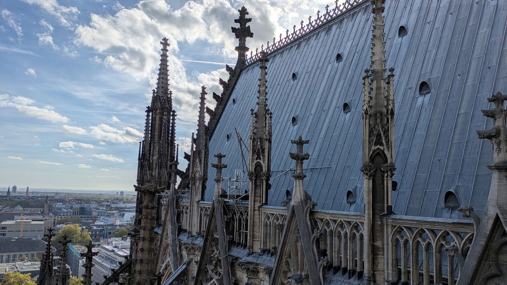 Ein letzter Blick auf mehrere kleine Türme auf dem Dach des Kölner Doms bei der Führung " Über den Dächern von Köln "