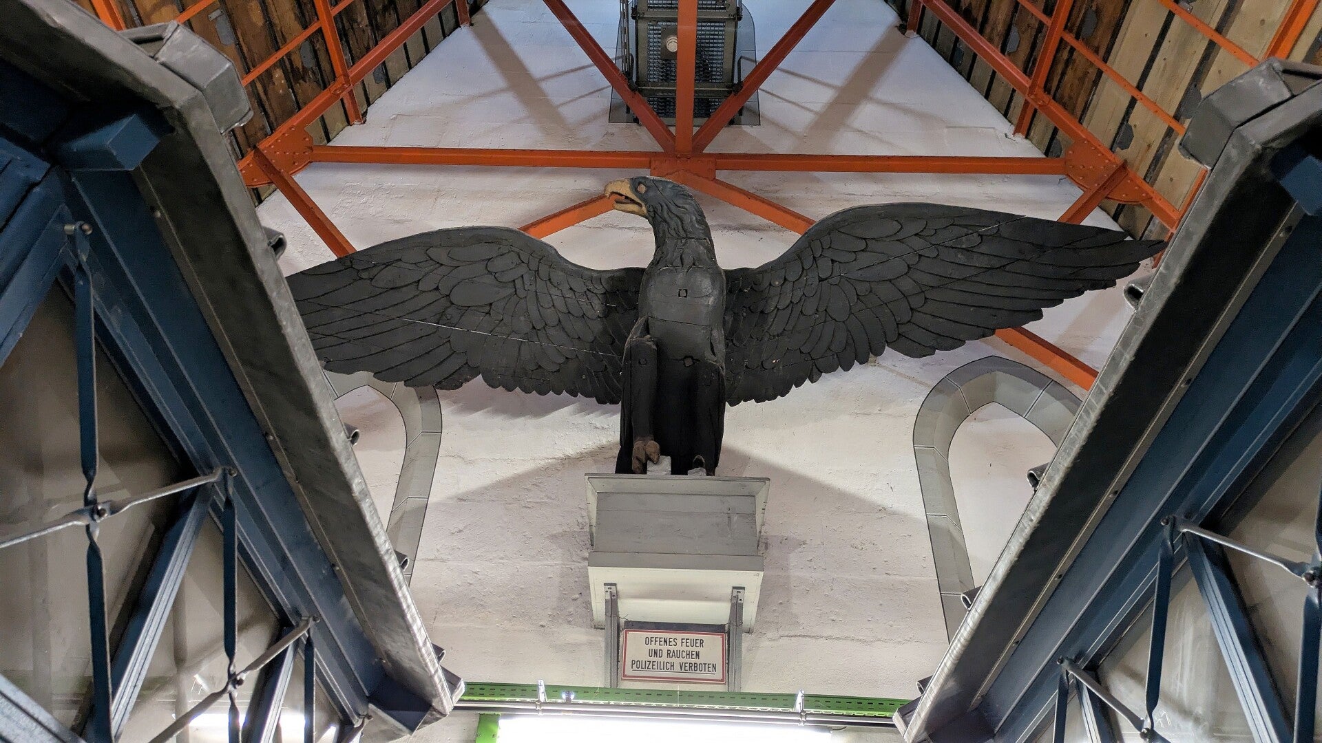 Eine Nahaufnahme eines 4 Meter grossen Adlers, der 1860 auf einem Baukran befestigt war, bei der Führung " Über den Dächern von Köln "