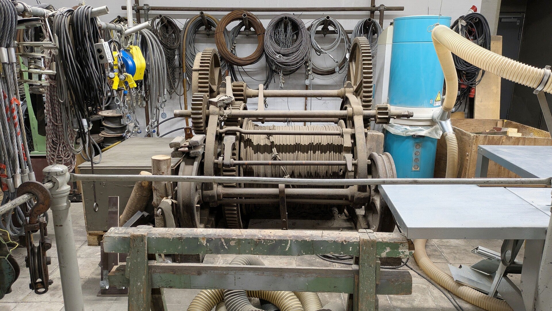 Die ehrwürdige alte Ziehmaschine für tonnen schwere Lasten in einer Werkstatt über den Dächern