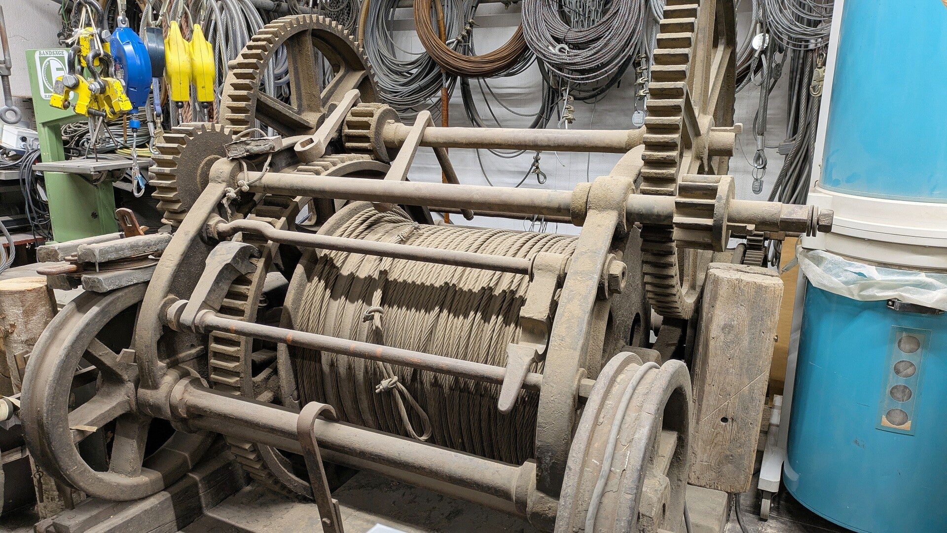 Eine Detailaufnahme der alten Ziehmaschine in der Werkstatt unter em Dach des Kölner Doms