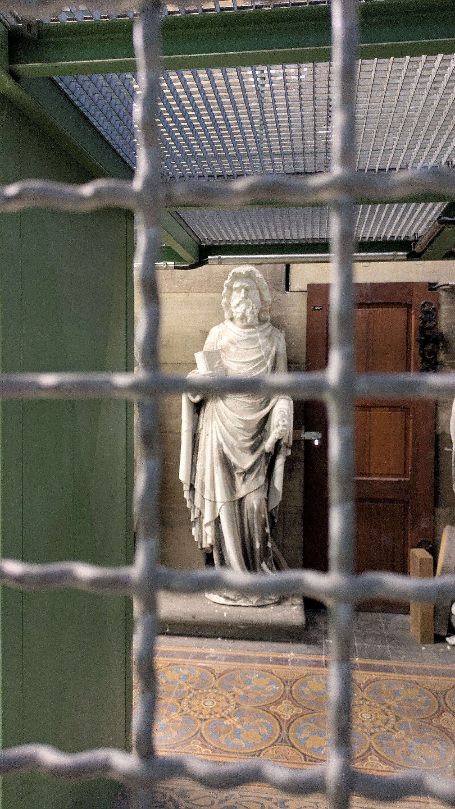 Ein beeindruckender blick auf einen Heiligen aus Sandstein gefertigt in der Werkstatt im Kölner Dom