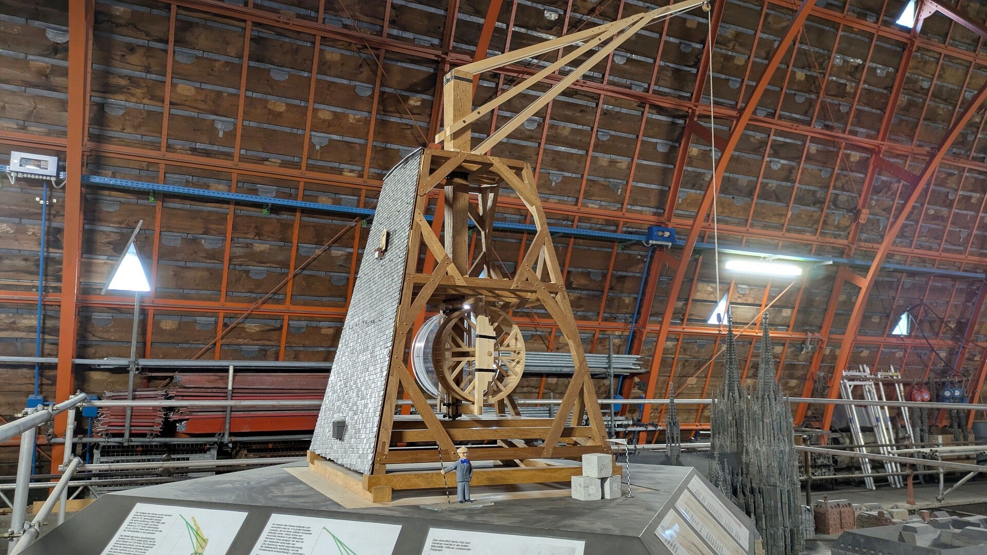 Ein im Maßstabsgetreuer Nachbau eines hölzernen Baukran zum Bau des Kölner Doms