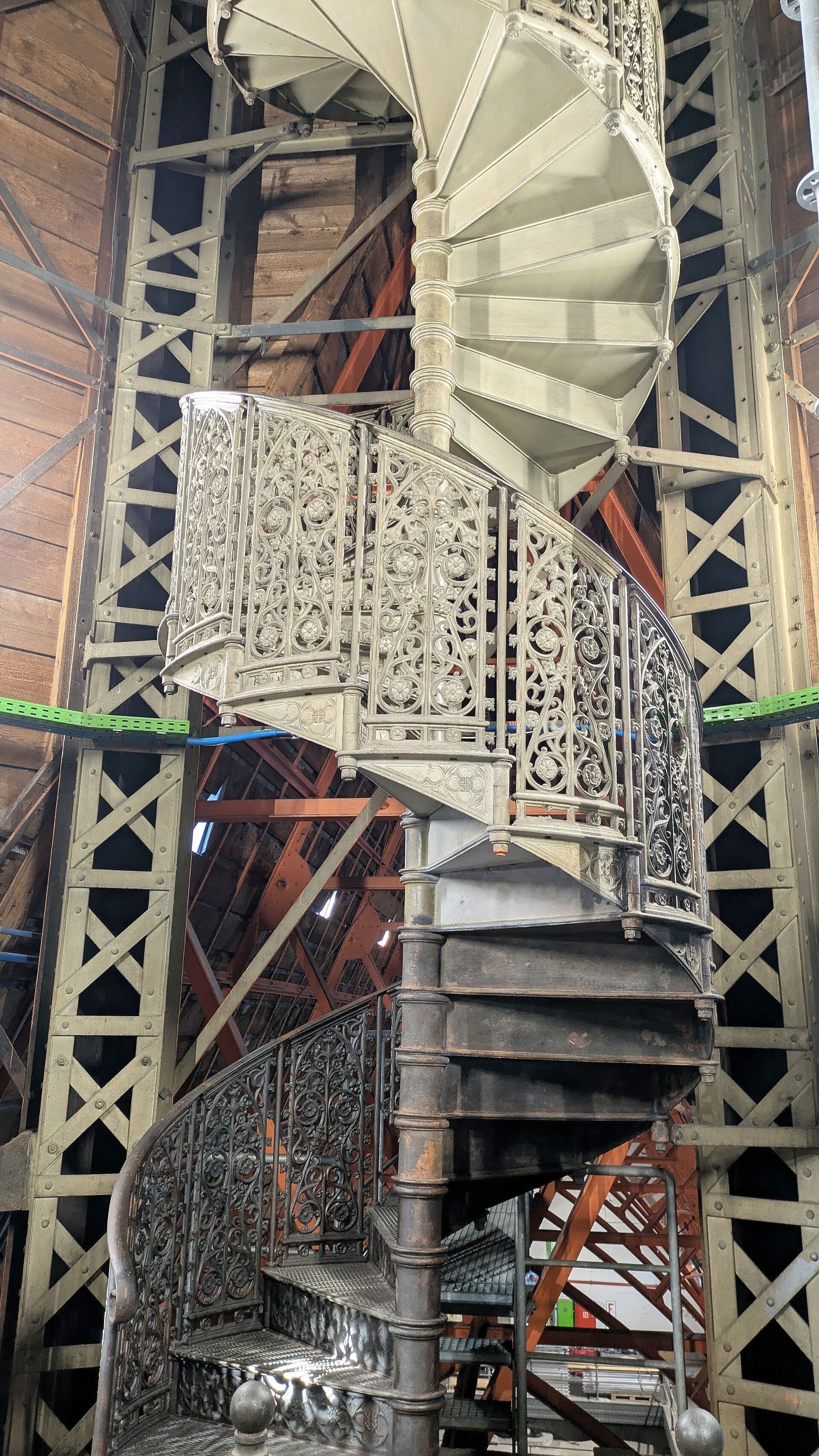 Eine Wendeltreppe aus Gusseisen mit schönen Verziehrungen bei der Führung " Über den Dächern von Köln "