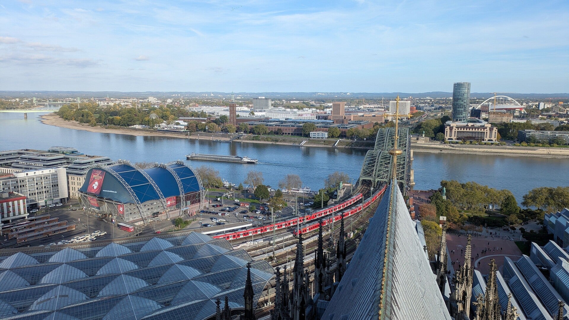 Ein Panoramablick auf das blaue Zelt und den Bahnhof  bei der Führung " Über den Dächern von Köln "