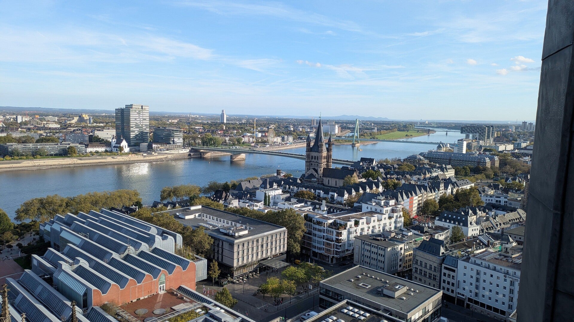 Wunderschöner Blick auf die Altstadt und das Museum Ludwig bei der Führung " Über den Dächern von Köln "