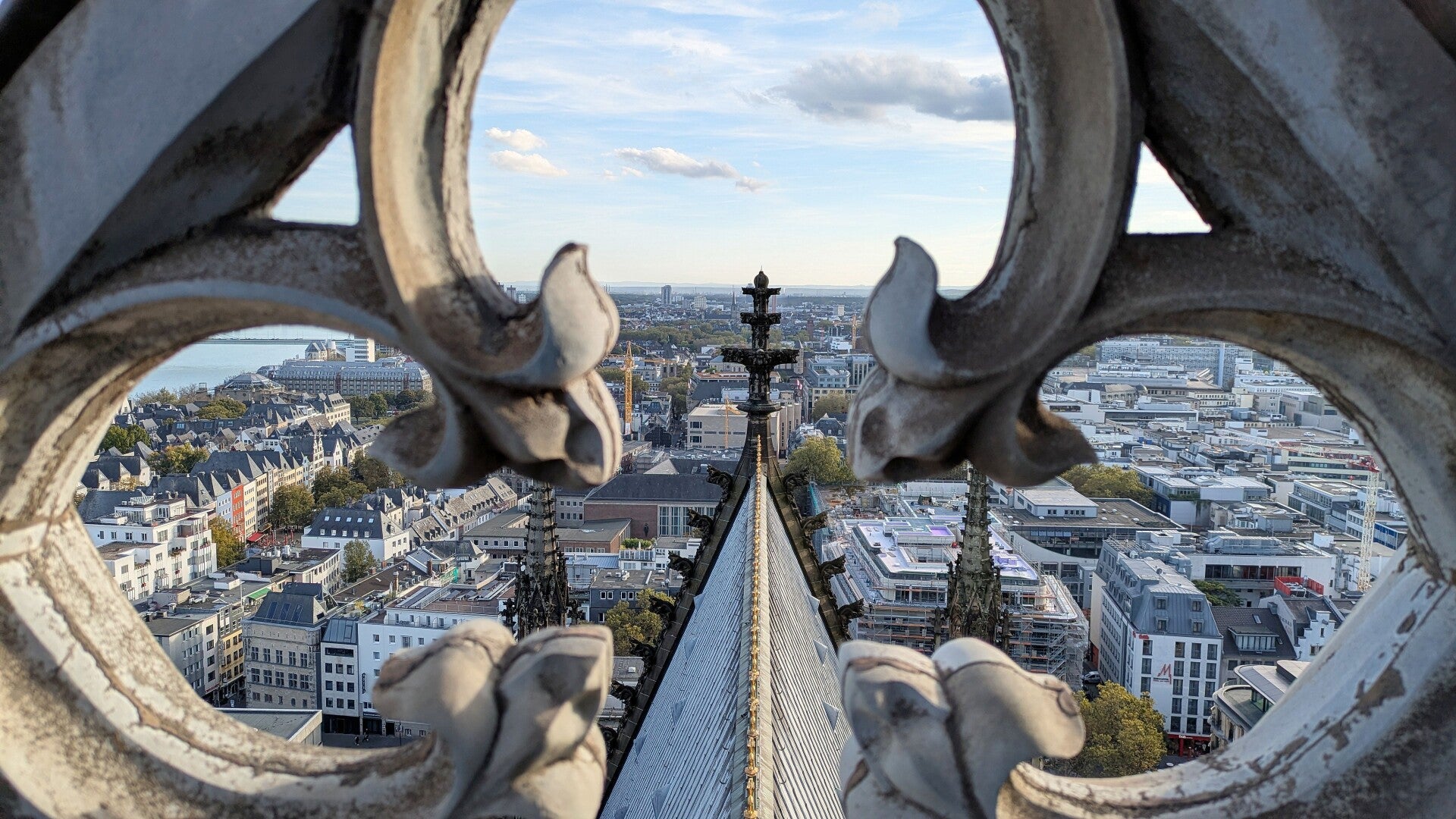 Ein schöner Blick auf die Altstadt durch eine Rosette auf dem Dach vom Kölner Dom