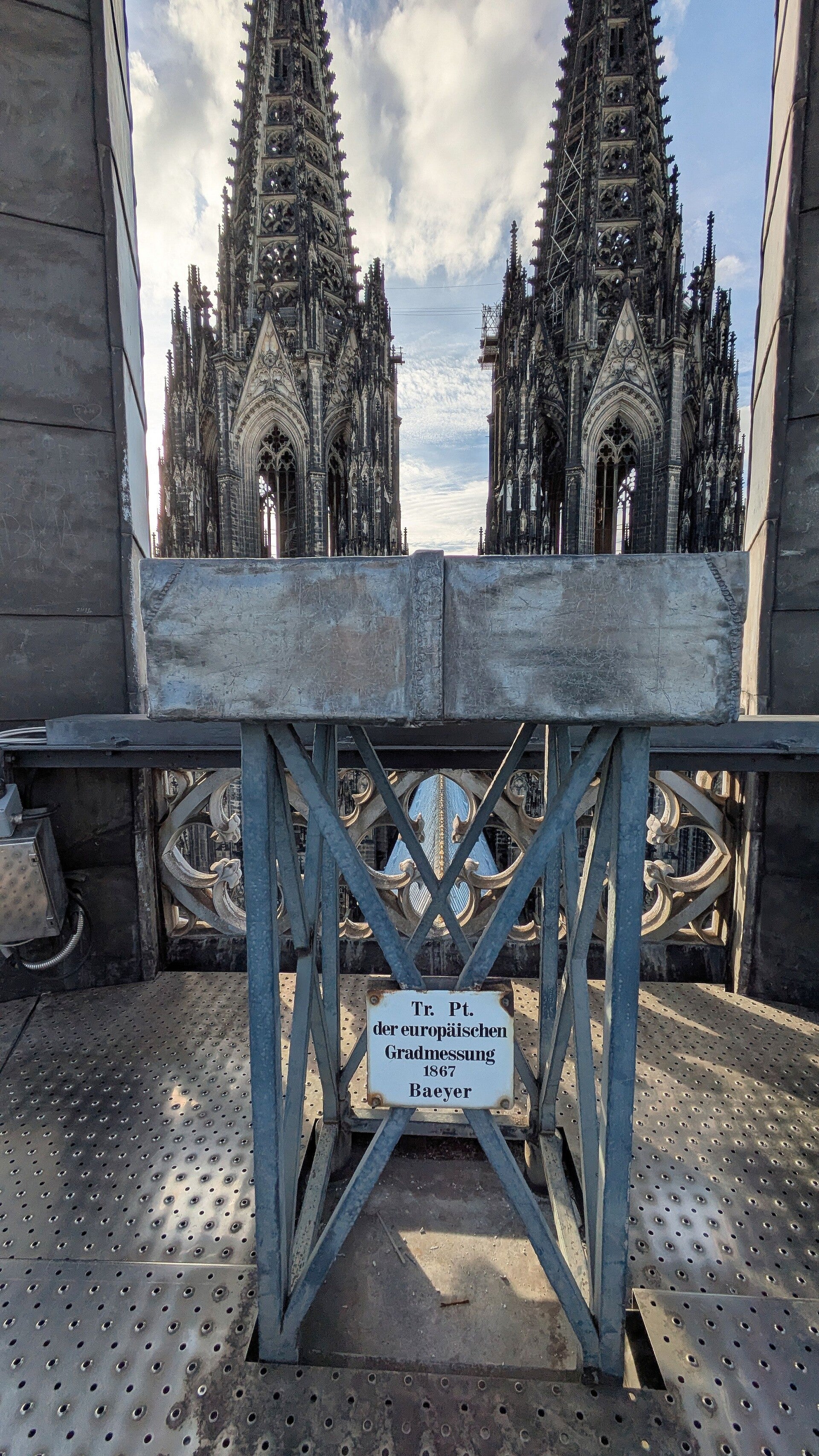 Ein historischer Vermessungstisch auf dem Dach des Kölner Doms.