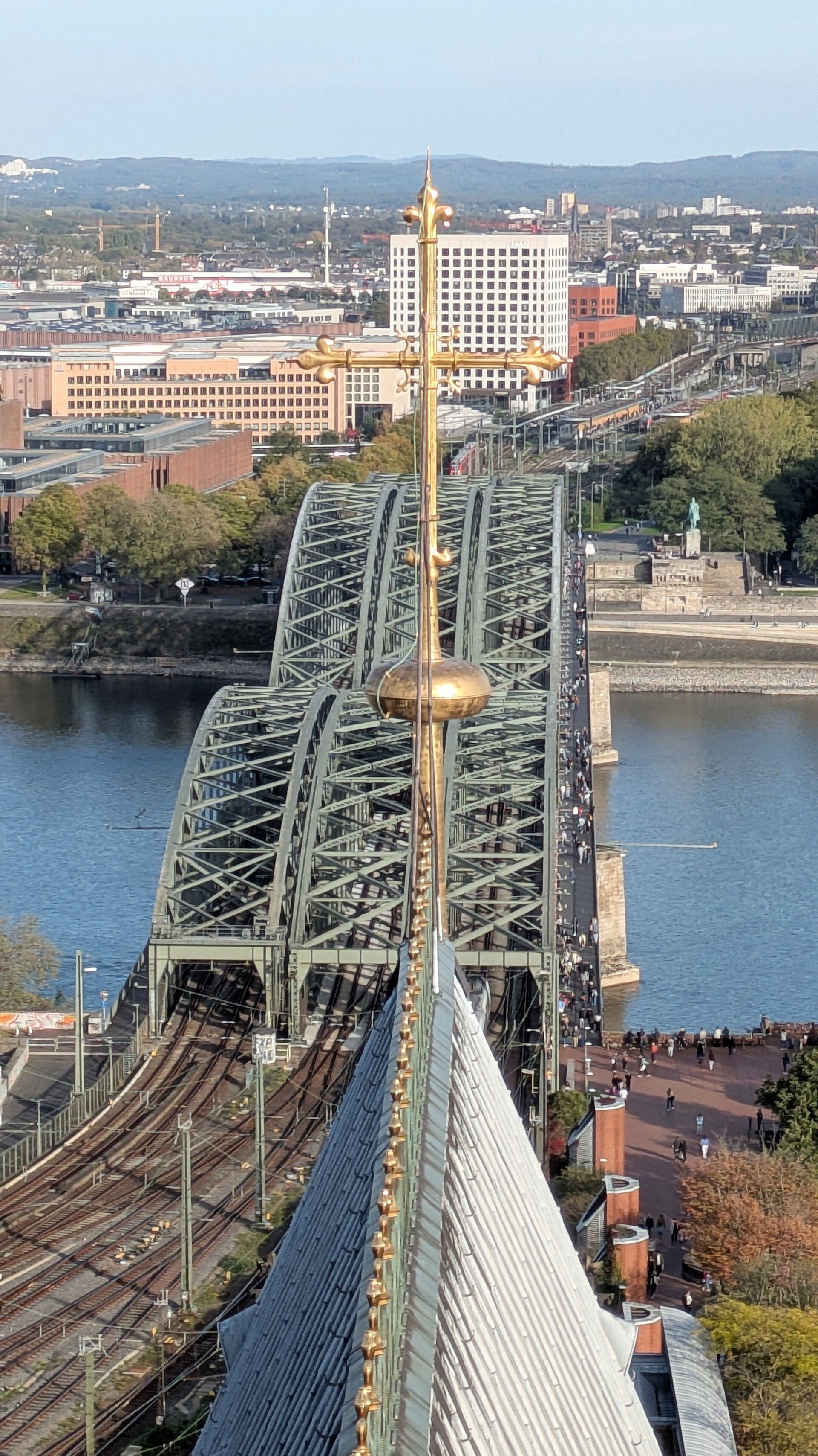 Ein wunderbarer Blick vom Dach des Doms auf die Hohenzoller Brücke bei der Führung " Über den Dächern von Köln "