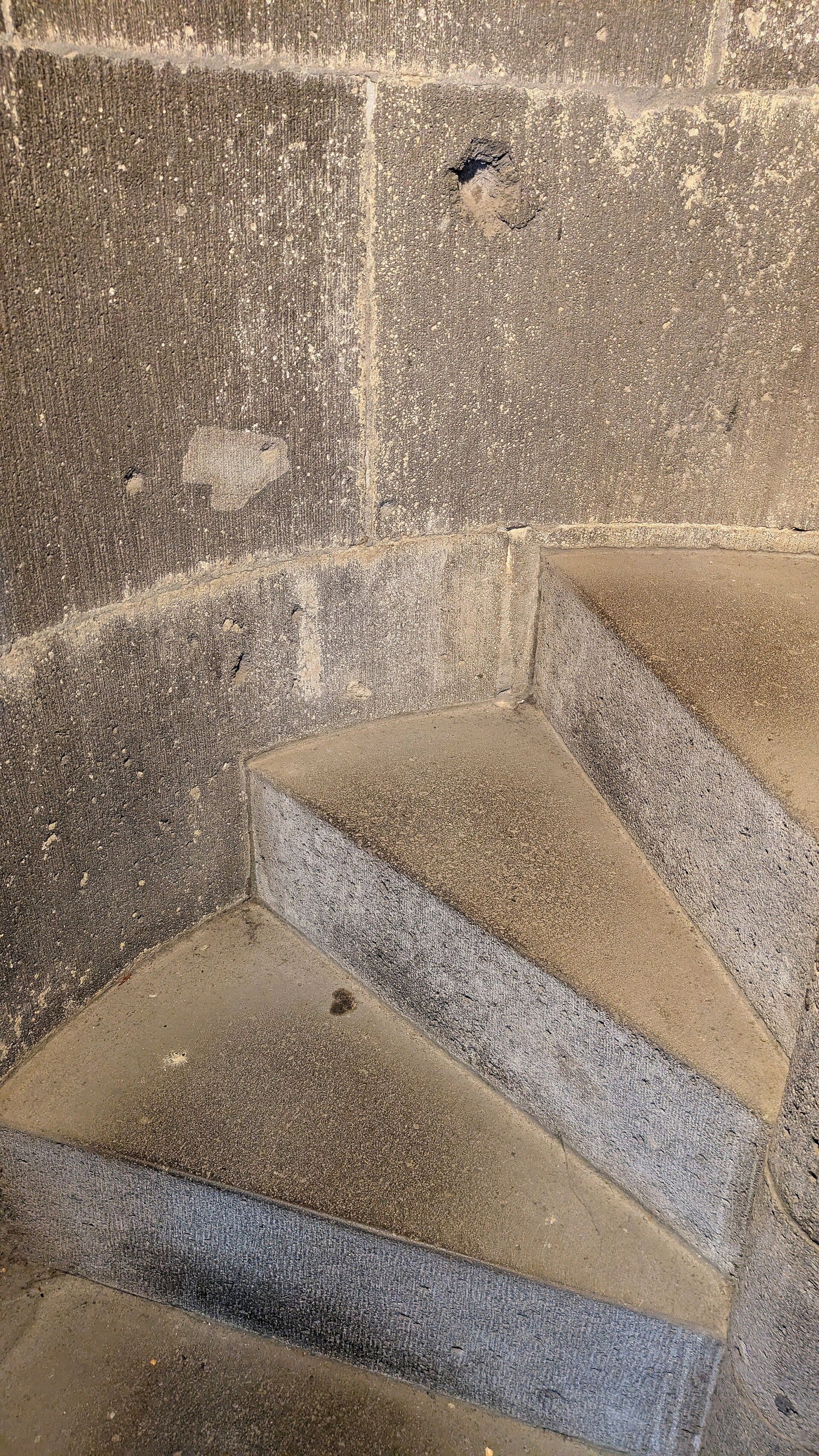 Viele ausgetretene Stufen auf der Wendeltreppe bei der Führung " Über den Dächern von Köln "