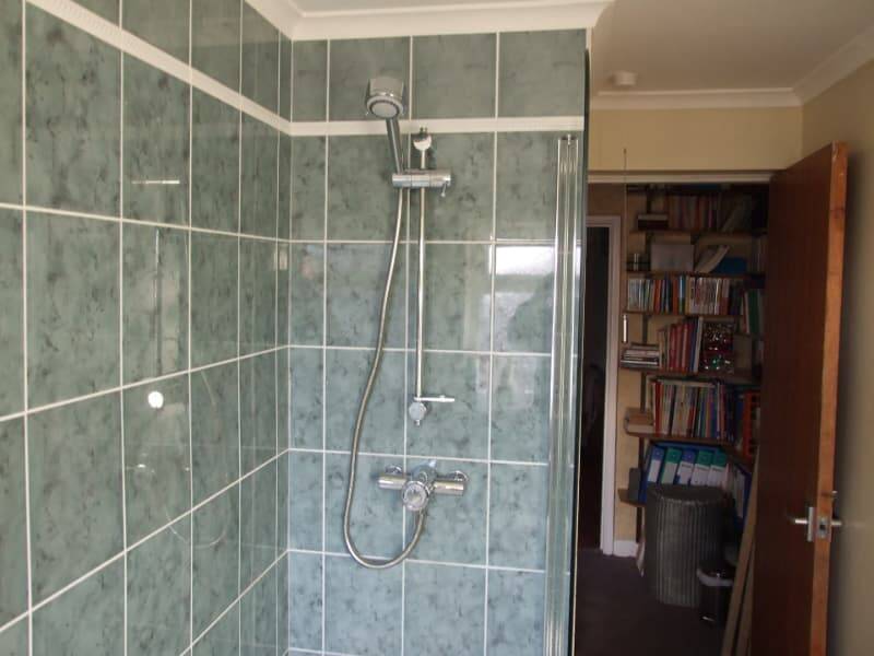 Bathroom upgrade with tiled walls to perfection. Hull