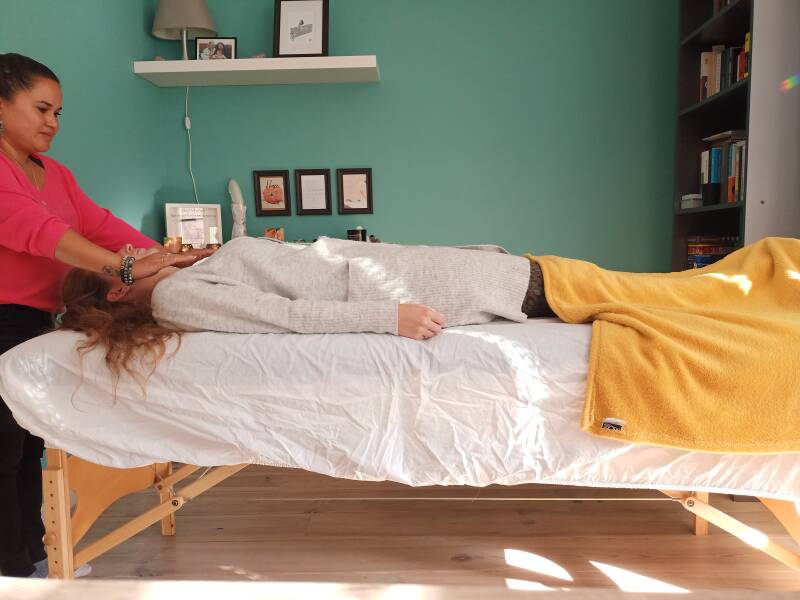 Energetisch Coach Mirella Helder van Helder Kompas geeft een energetische healing aan klant.